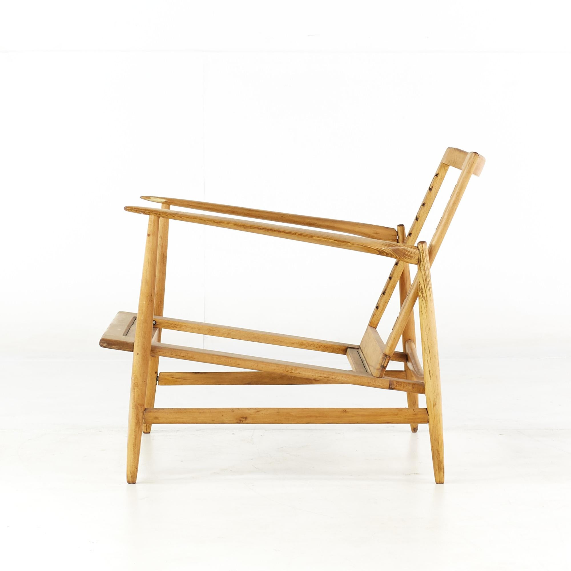 Fauteuil de salon danois du milieu du siècle en noyer avec cadre Kofod Larsen en vente 1
