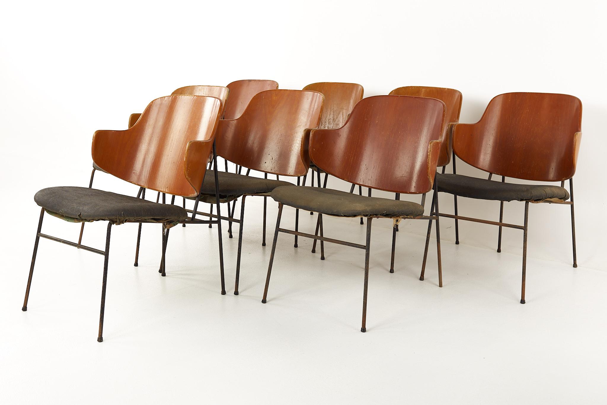 Mid-Century Modern Chaises de salle à manger Kofod Larsen mi-siècle en fer forgé et contreplaqué cintré représentant un Pingouin, S en vente