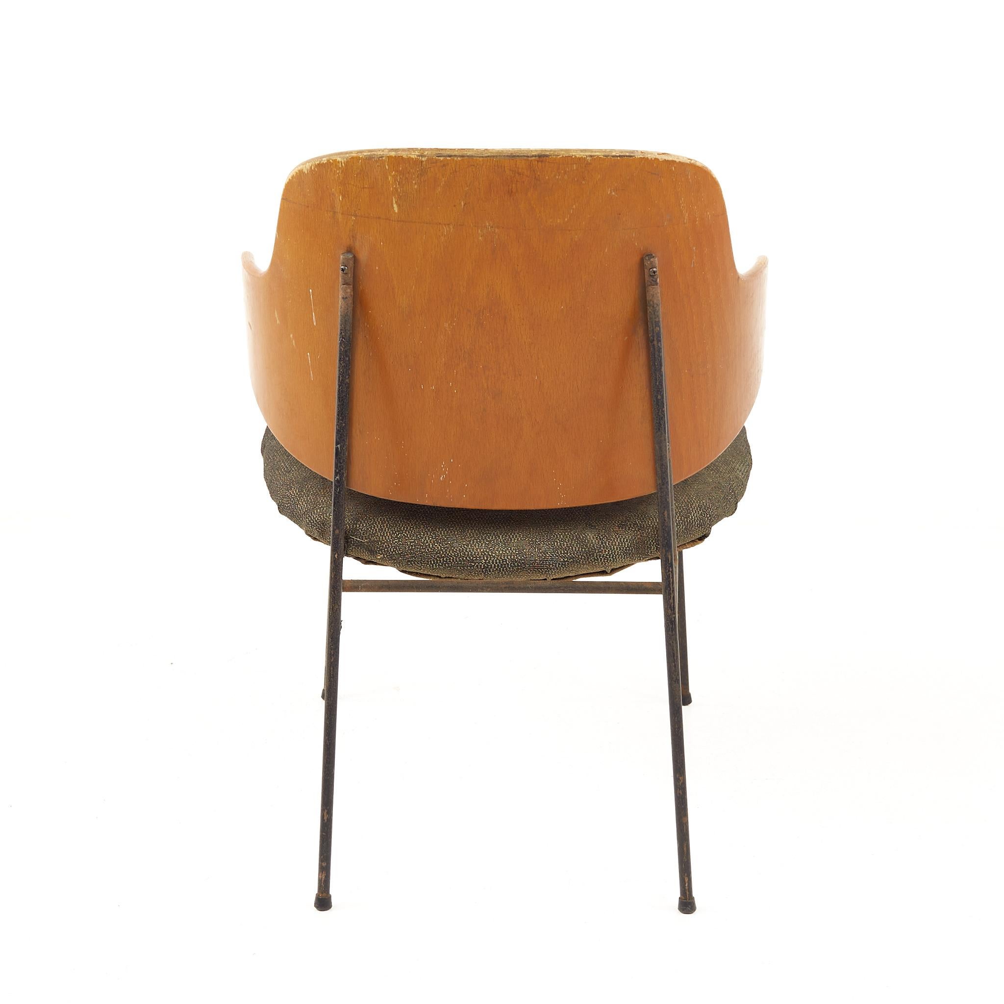 Chaises de salle à manger Kofod Larsen mi-siècle en fer forgé et contreplaqué cintré représentant un Pingouin, S en vente 1
