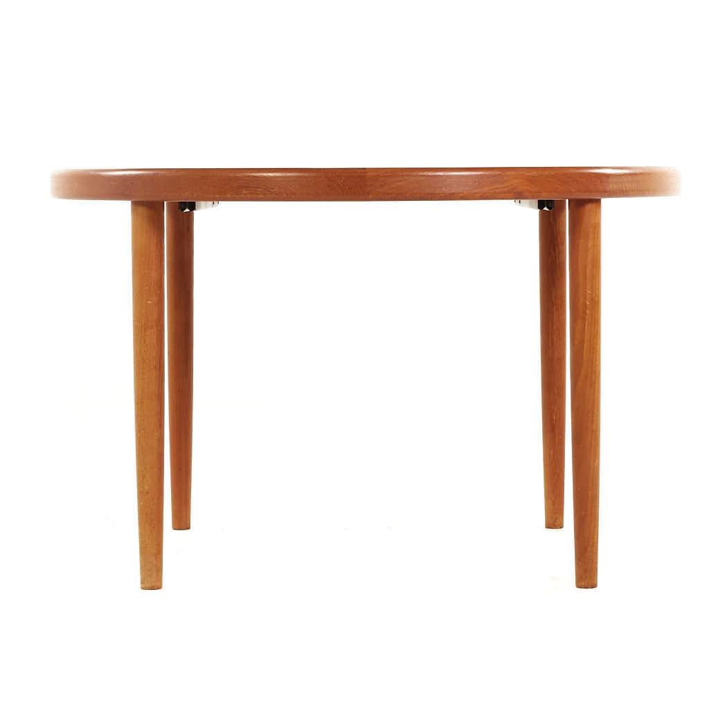 Kofod Larsen Mid Century Teak Expanding Dining Table 2 Leaves In Good Condition For Sale In Countryside, IL