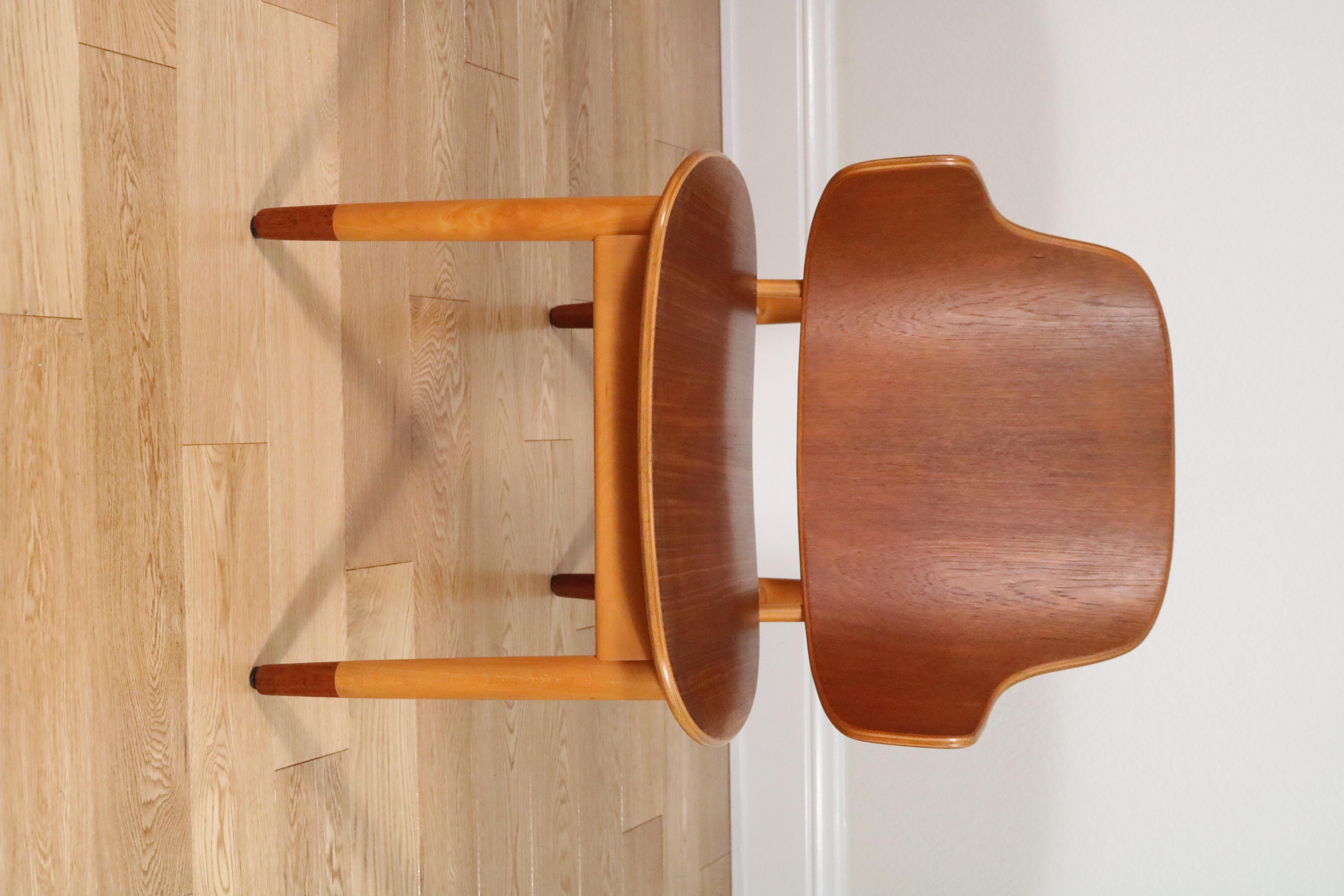 An exquisite original vintage all-wood edition of Ib Kofod-Larsen's classic 'Penguin' chair. Denmark, 1960s.

Beautiful dark teak and beech woods.