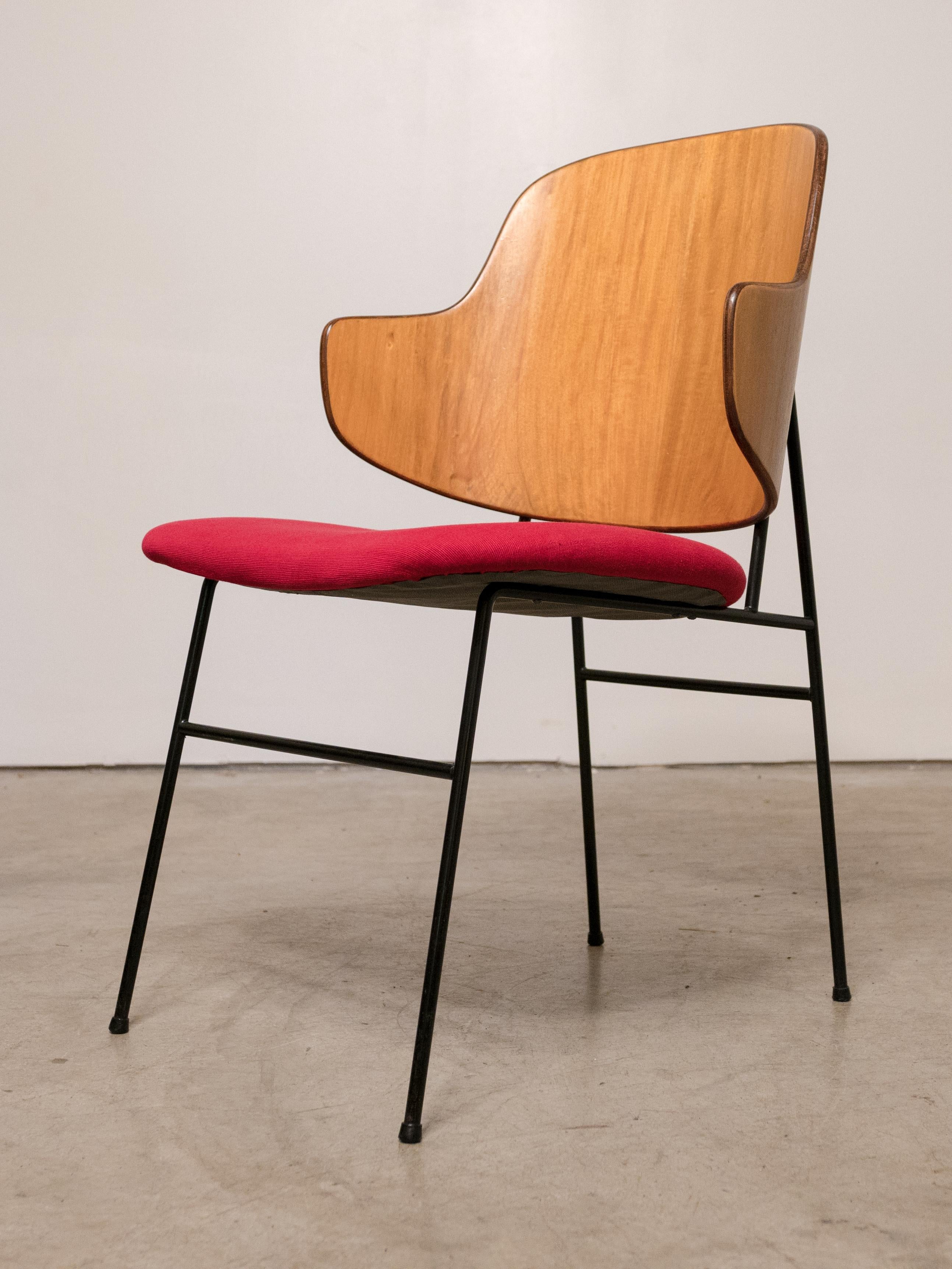 Designer: Kofod-Larsen
Manufacture: Selig
Period/style: Mid-Century Modern
Country: Denmark
Date: 1950s.