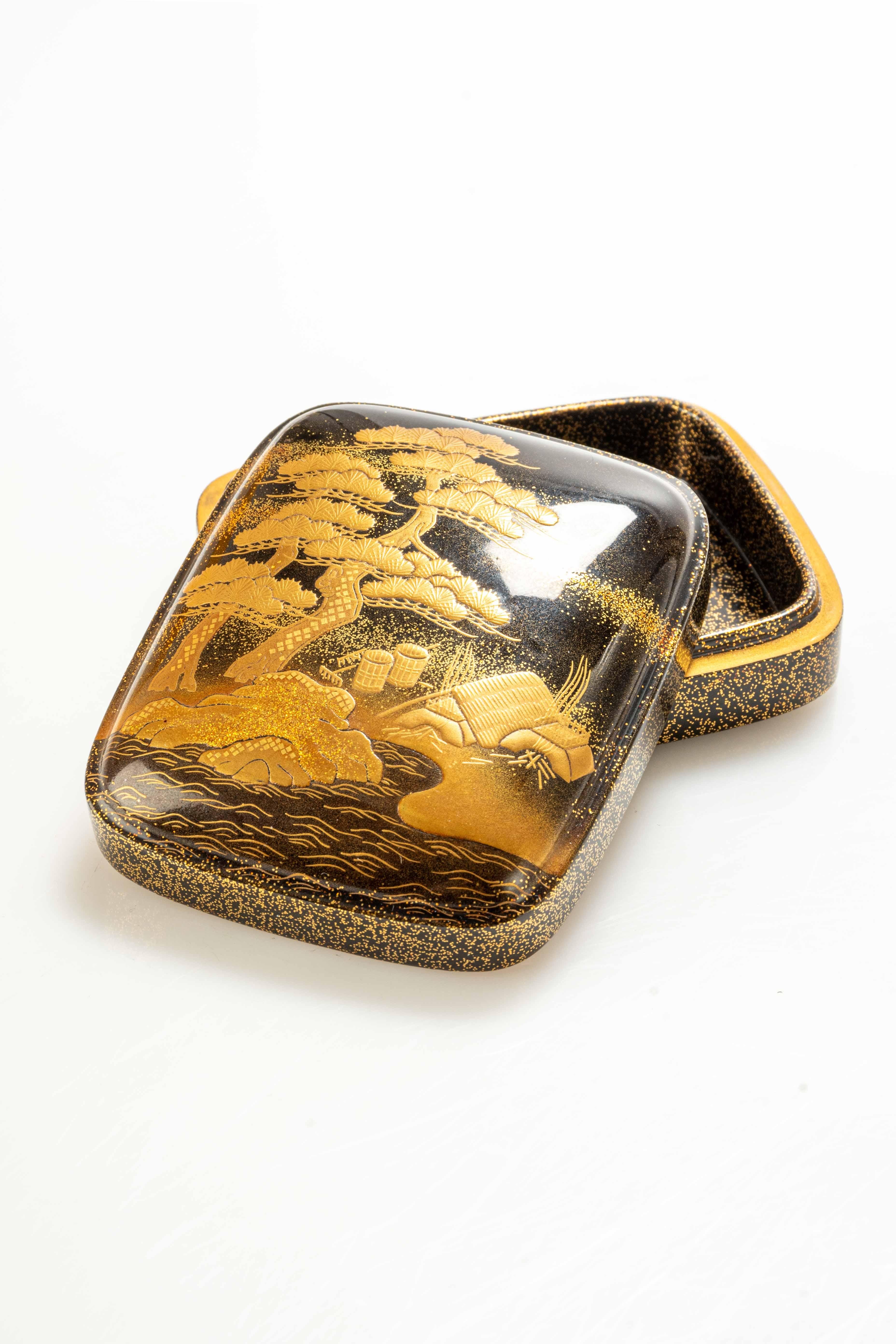 Kogo box in maki-è lacquer, with a domed lid depicting a naturalistic scene. The gold decoration depicts the Japanese pine, known as Matsu, and a typical house with a thatched roof along the banks of a waterway.

Sold with its tomobako.

Origin: