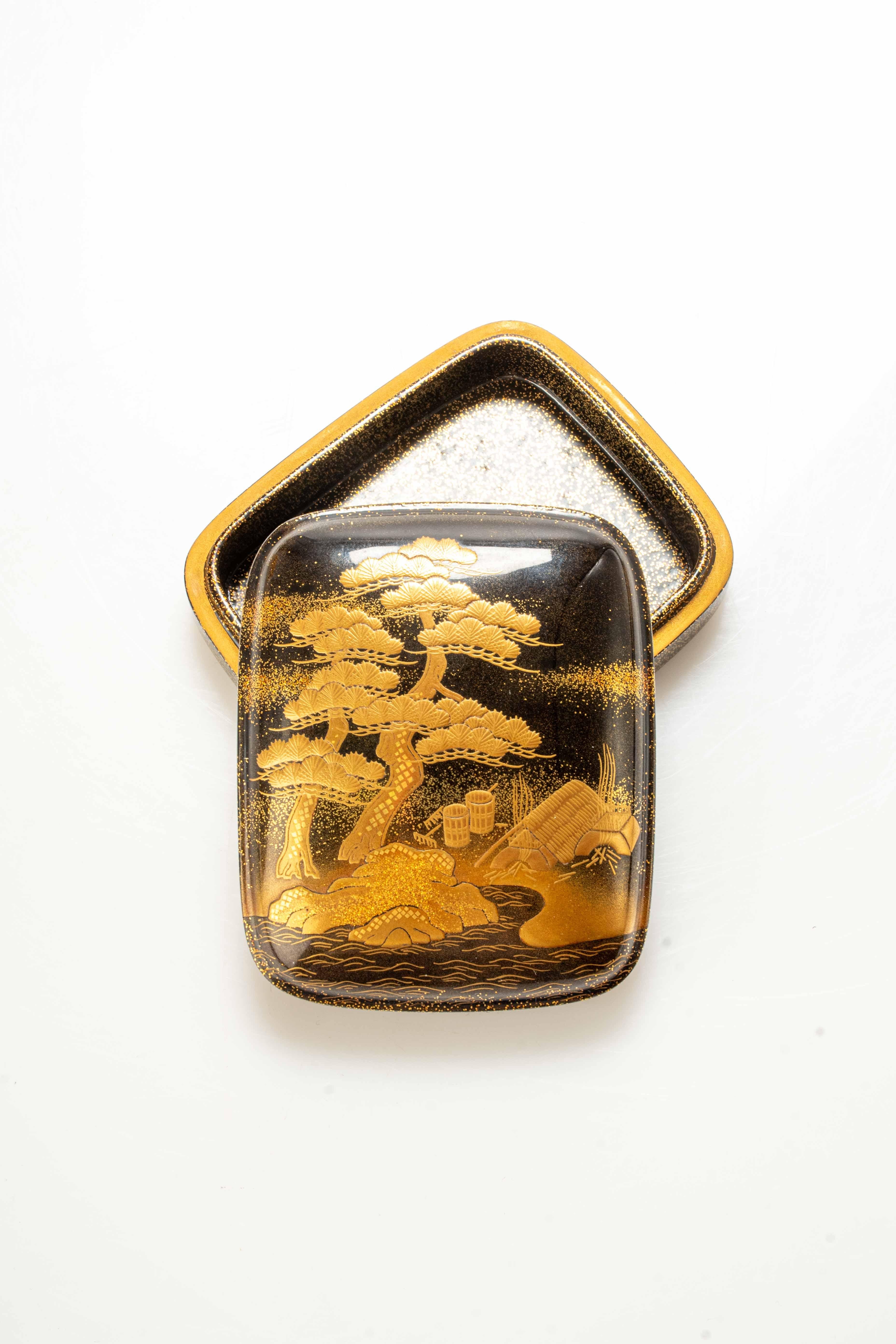Lacquered Kogo box in maki-è lacquer depicting a naturalistic scene For Sale