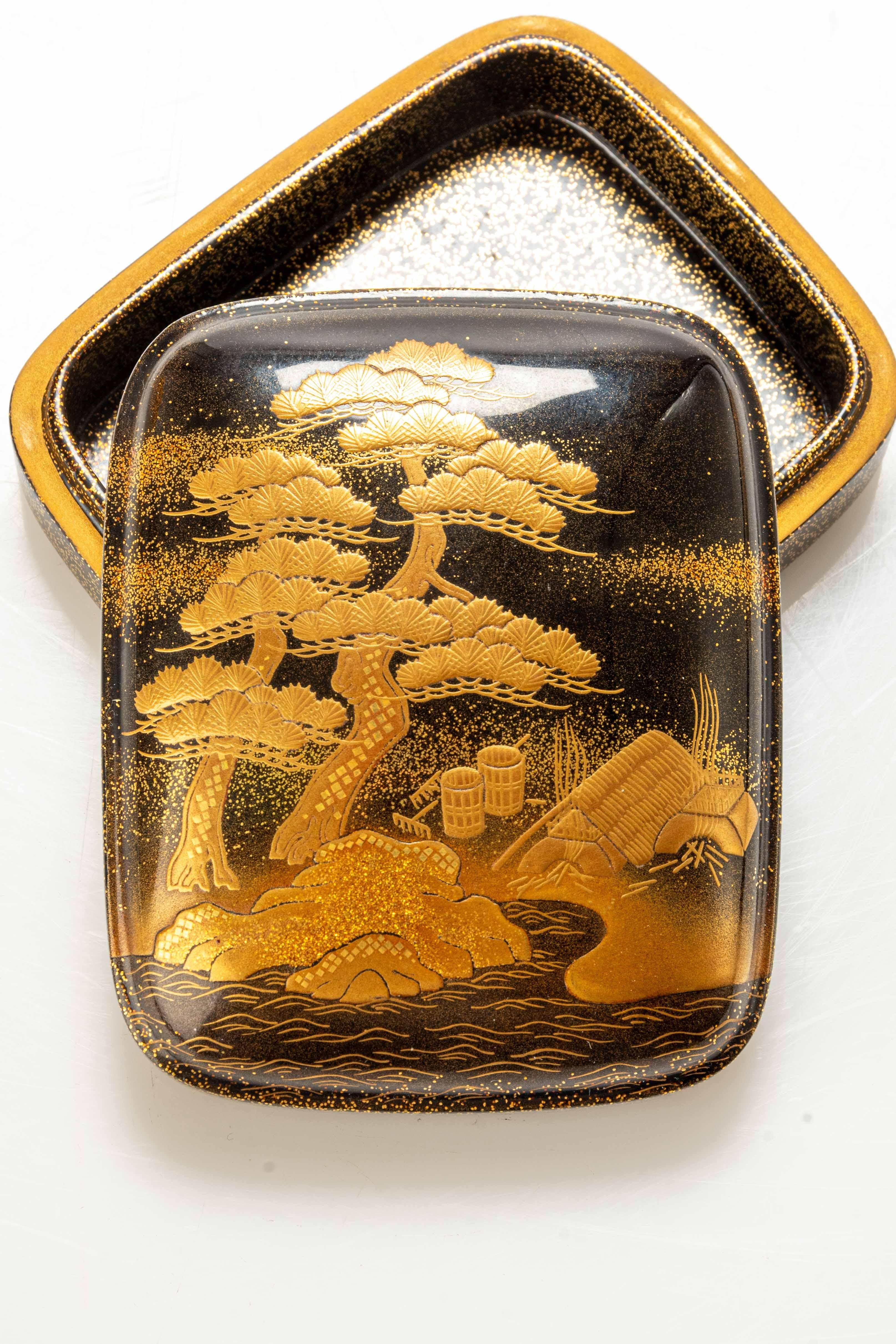 Kogo box in maki-è lacquer depicting a naturalistic scene In Excellent Condition For Sale In Milano, IT