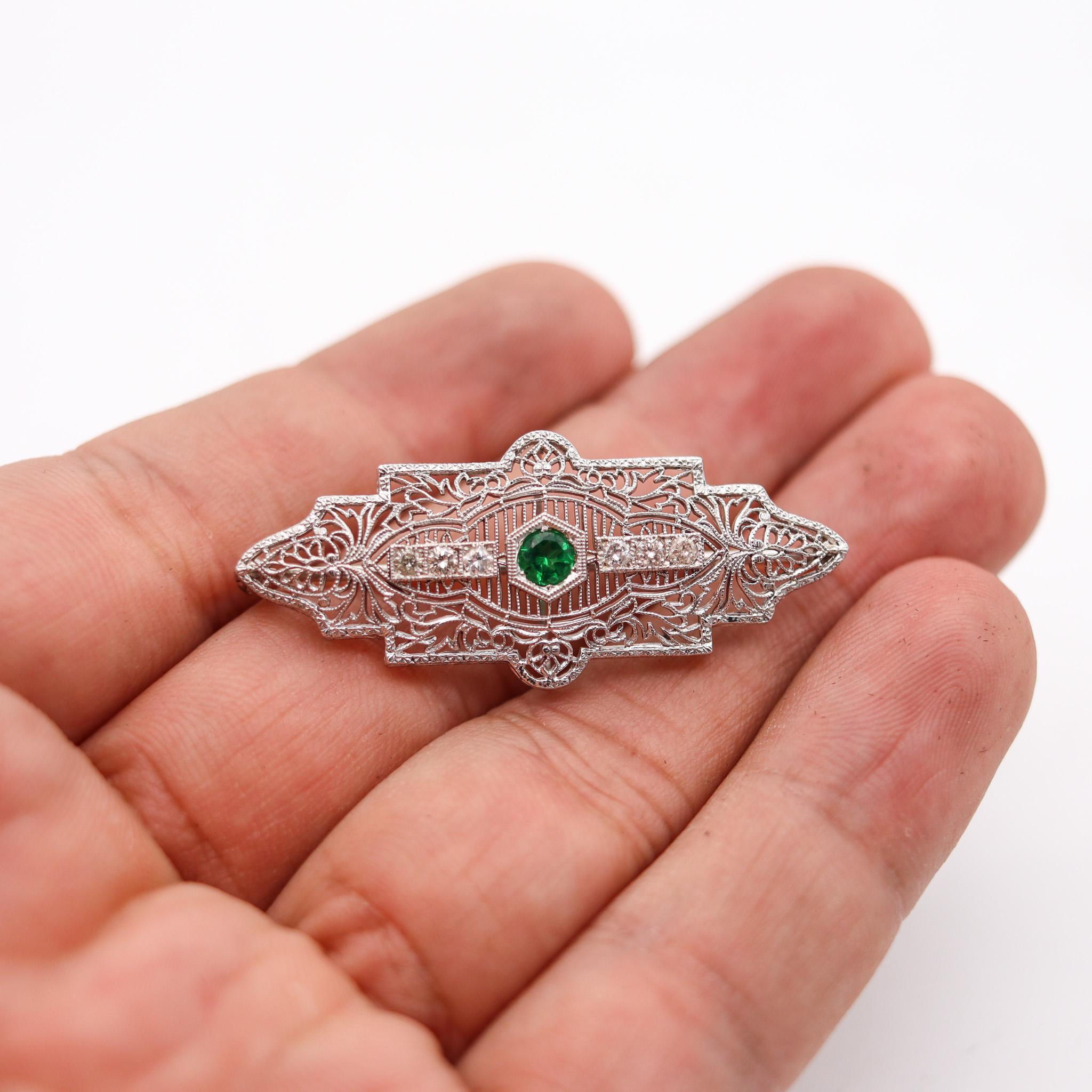 Kohn & Co. 1925 Art Deco Brooch In 14Kt Gold With Diamonds And Green Garnet In Excellent Condition In Miami, FL