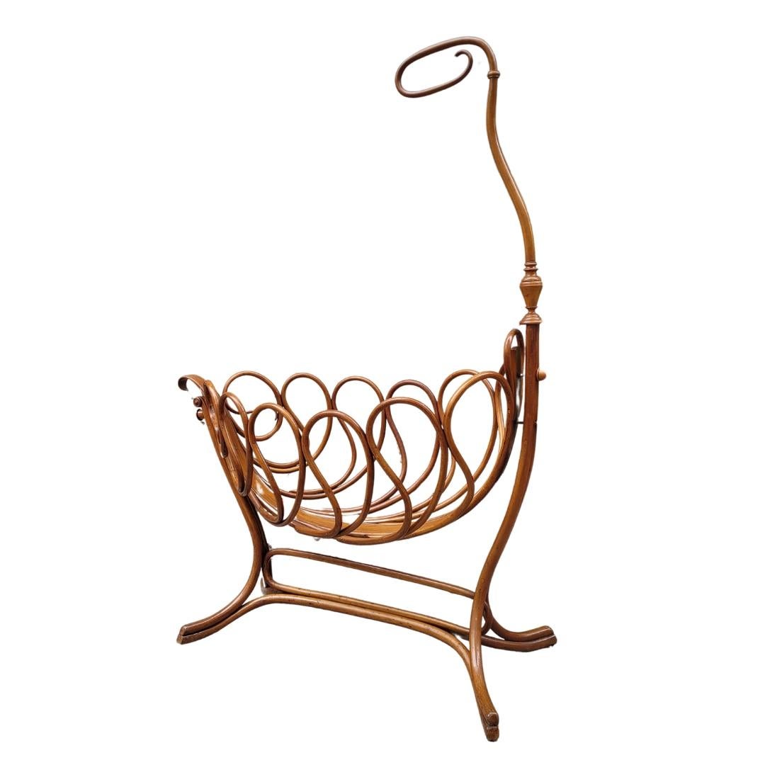 Einzigartiges Kinderbett aus gebogenem Buchenholz, das den Österreichern Jacob und Josef Kohn (Vater und Sohn) zugeschrieben wird, in reinstem Jugendstil Ende des 19. Jahrhunderts und mit eindeutigem Thonet-Bezug. Das geschwungene Holz verleiht der