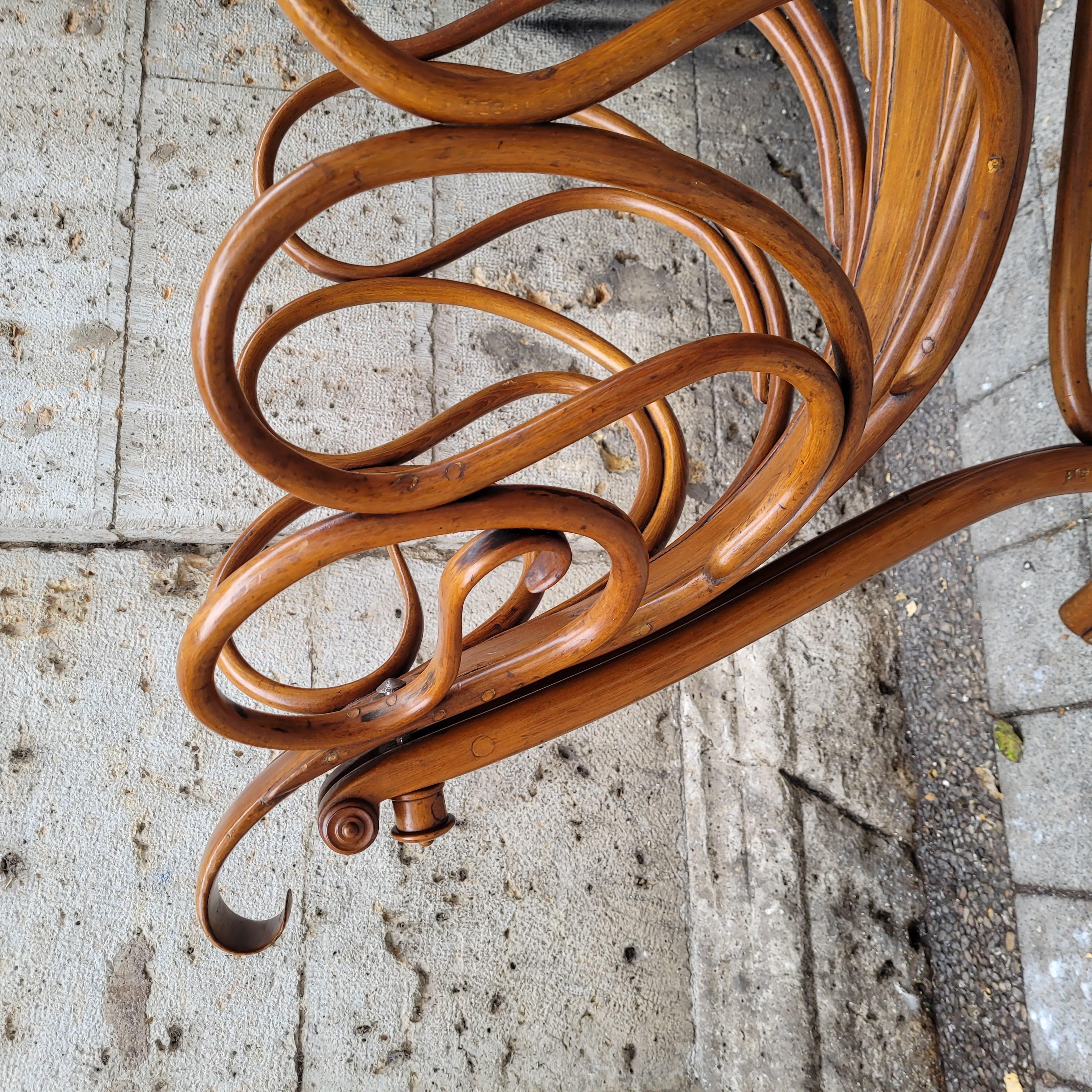 Kohn  Thonet Art Nouveau Kinder Wiege Skulptur (Handgefertigt) im Angebot