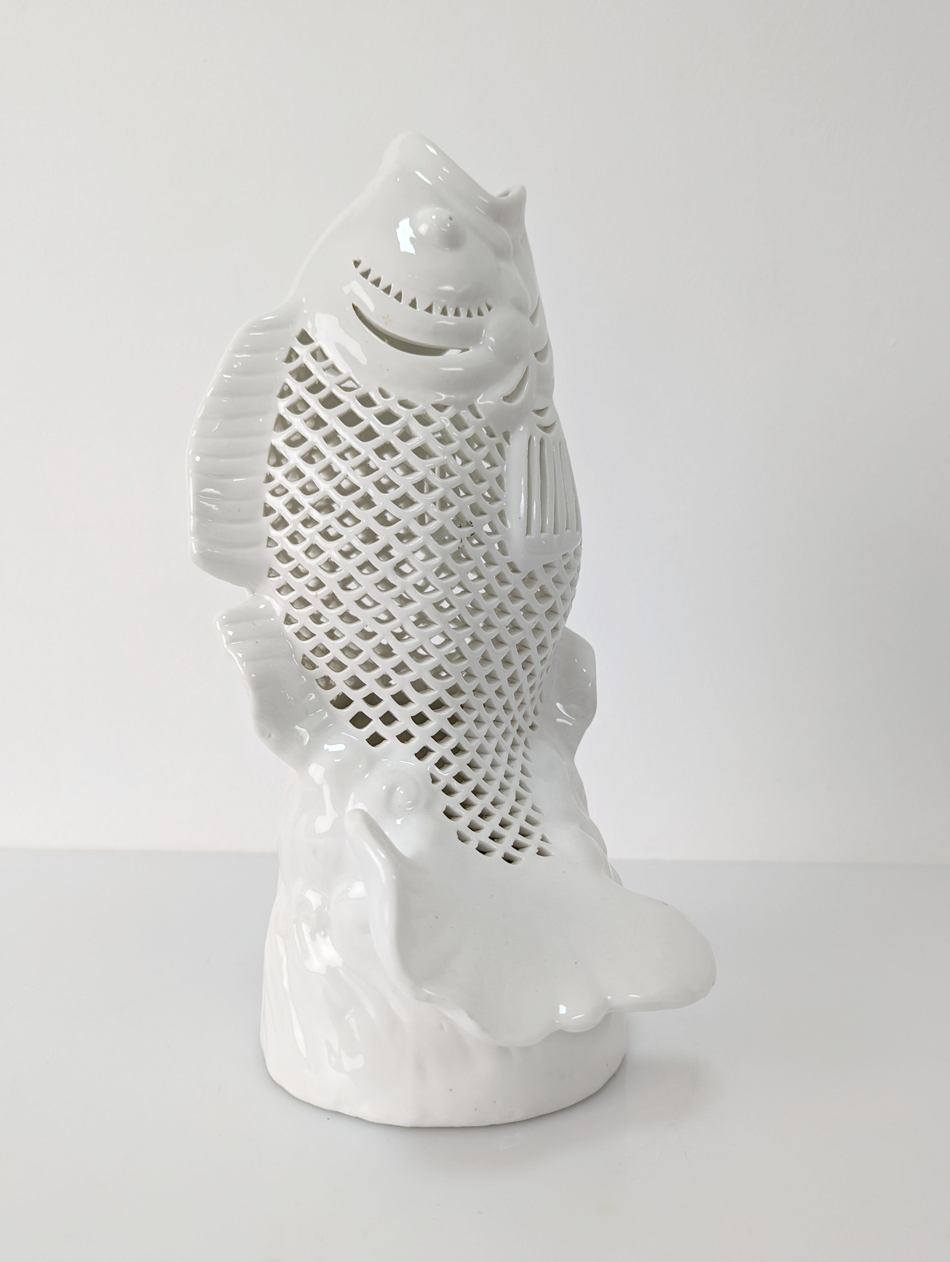 Sculpture de poissons du tapis Koi en porcelaine réticulée chinoise des années 1970 Bon état - En vente à Benalmadena, ES