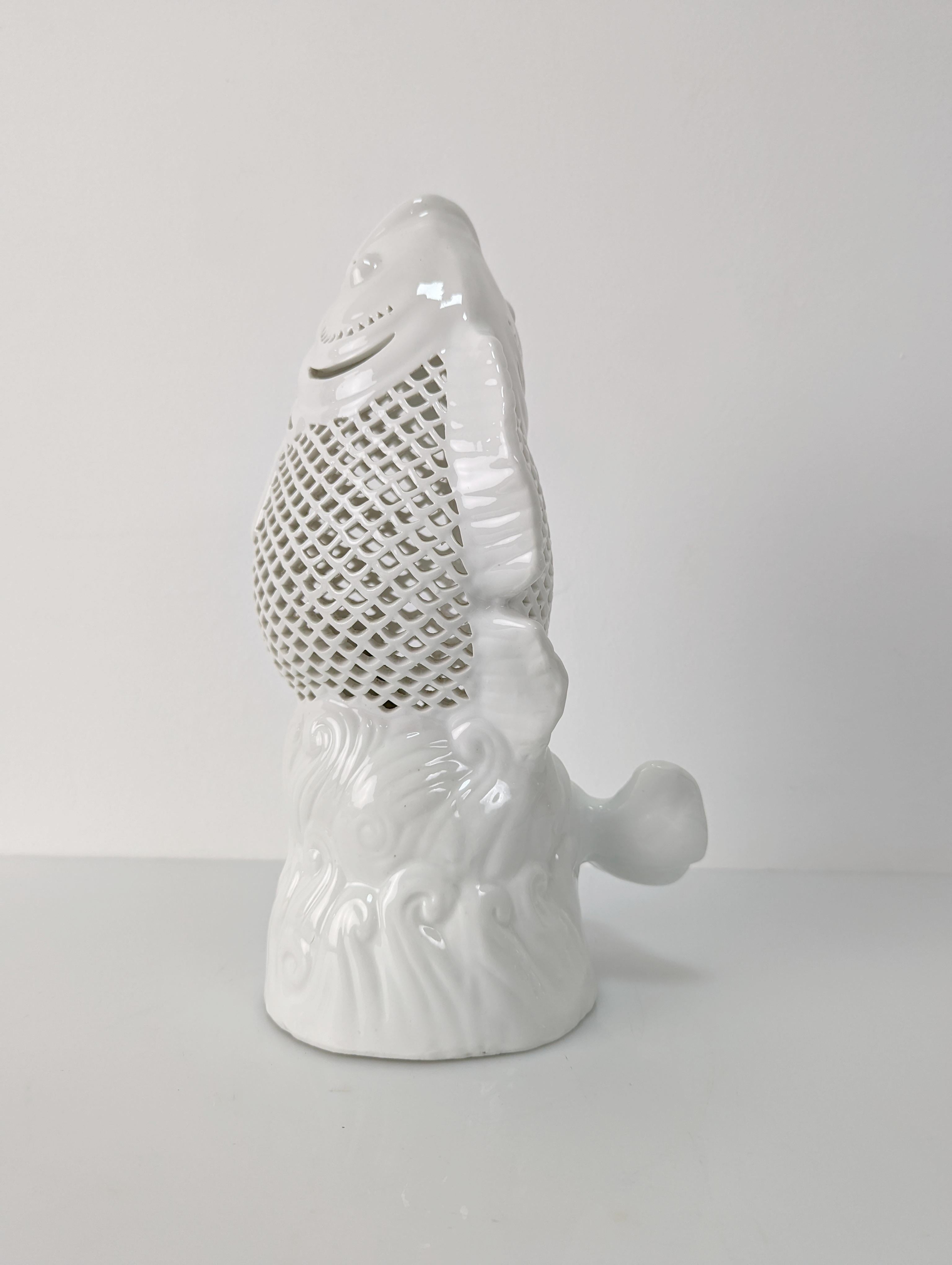 Sculpture de poissons du tapis Koi en porcelaine réticulée chinoise des années 1970 en vente 1