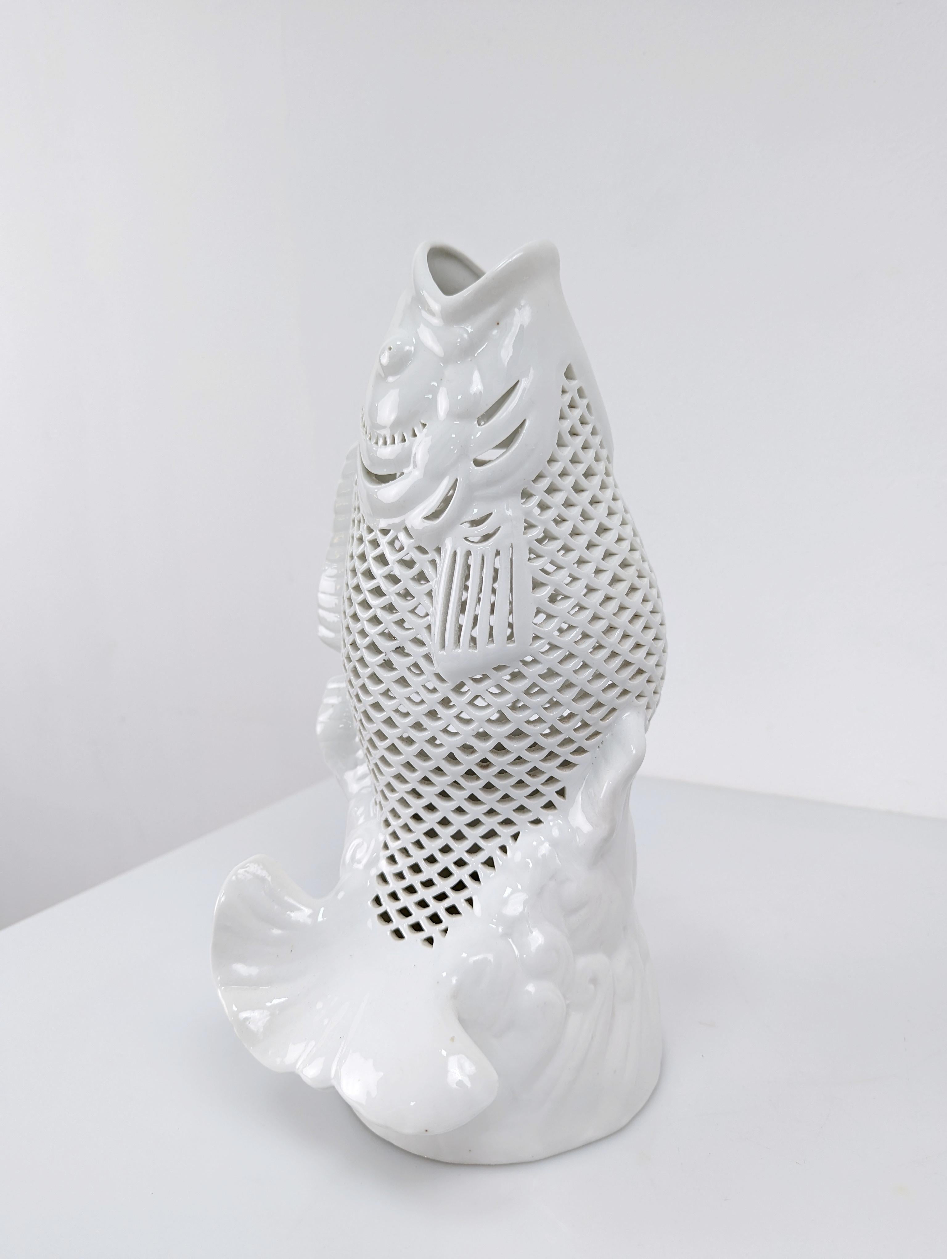 Scultura di pesce carpa Koi in porcellana reticolata cinese degli anni '70 1