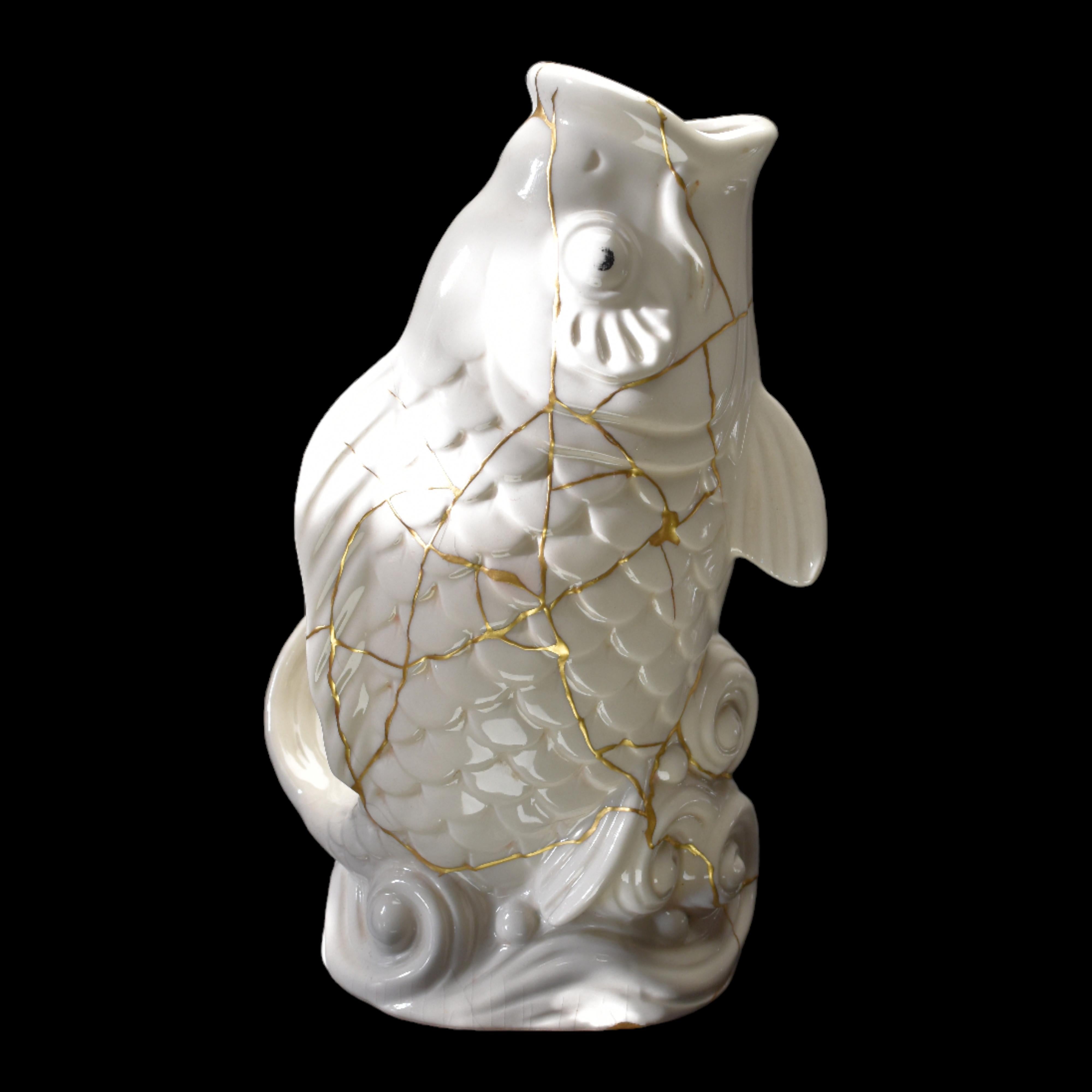 
Jarrón de Carpa Koi: Un símbolo de resistencia y belleza
Un viaje milenario por la cultura japonesa

Este singular jarrón de porcelana, de 31 cm de altura, te transporta al corazón del antiguo Japón. Su grácil forma evoca la carpa koi, un pez