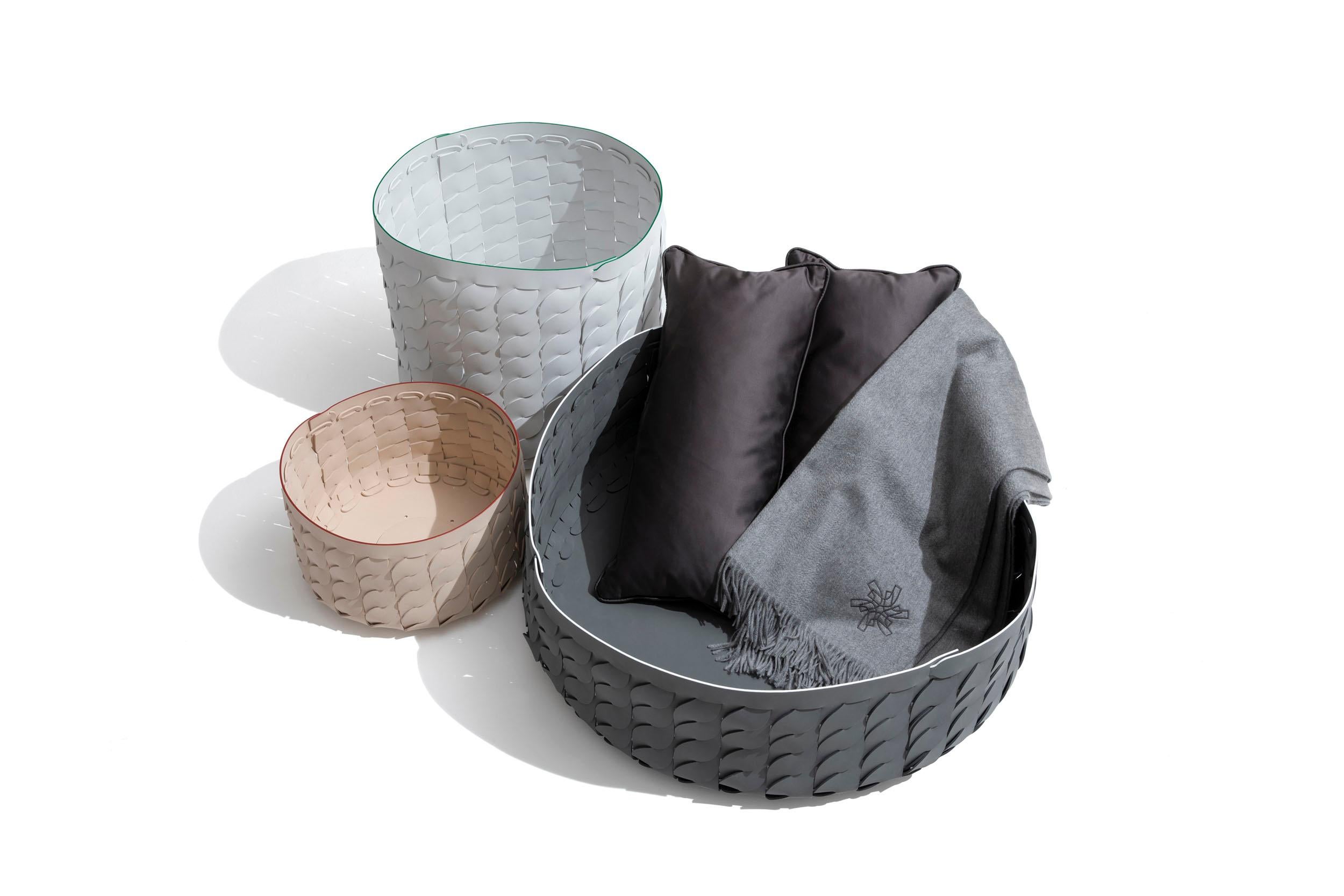 Koi is an accessory with a versatile soul; practicality and decorative vocation are the characteristics of this family of
baskets. In its different sizes, it can hold magazines, utility items or also be used as a cache-pot
thanks to the