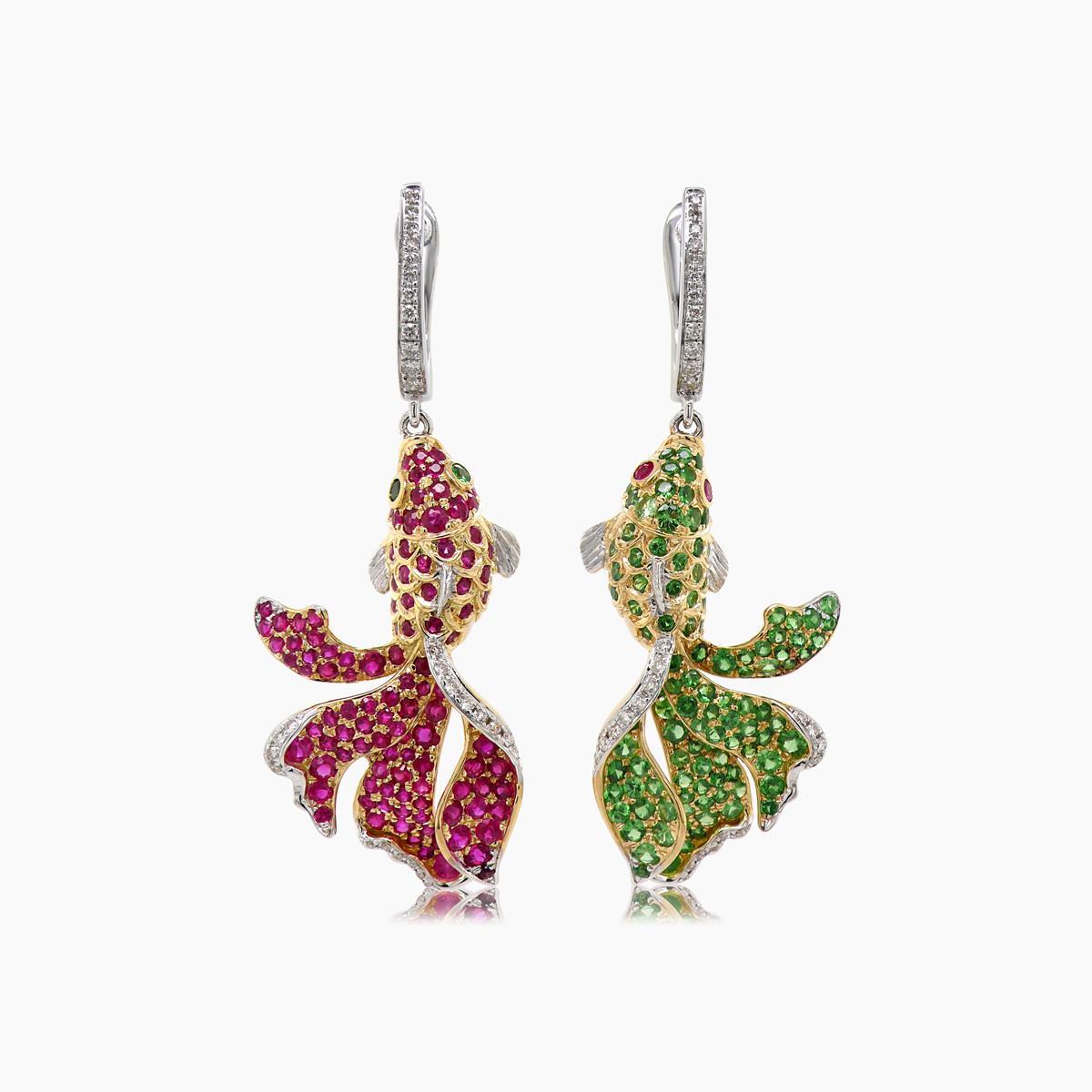 Orecchini Koi Fish Diamond Pave Ruby Green Garnet in oro giallo e bianco 18 carati In condizioni Nuovo in vendita a Oakton, VA
