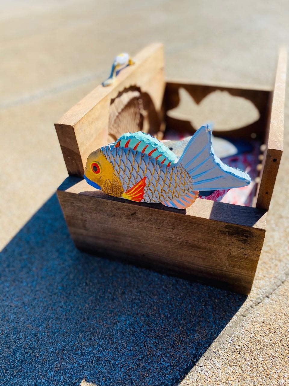 Koi-Fisch-Installationsfigur von Robert „Bob“ Matheny (Geschnitzt) im Angebot