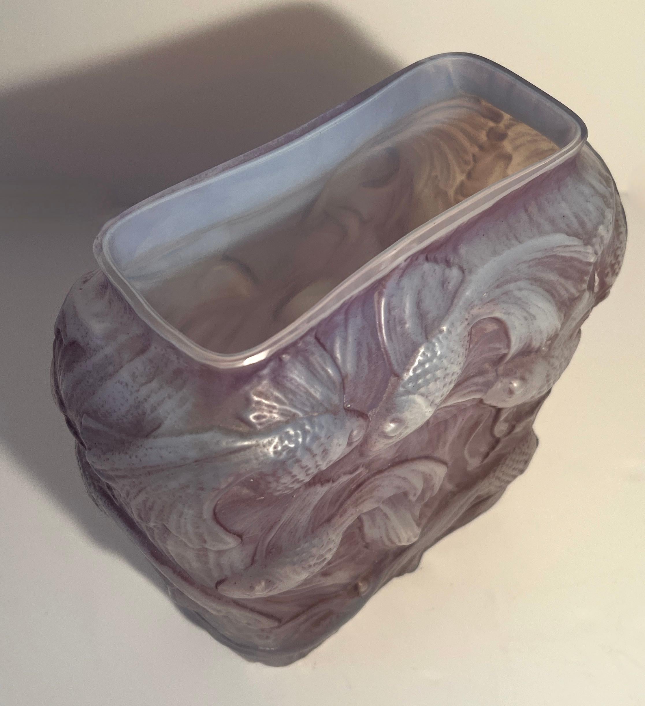 Vaso in vetro Koi Repousse nello stile di Lalique in vendita 3