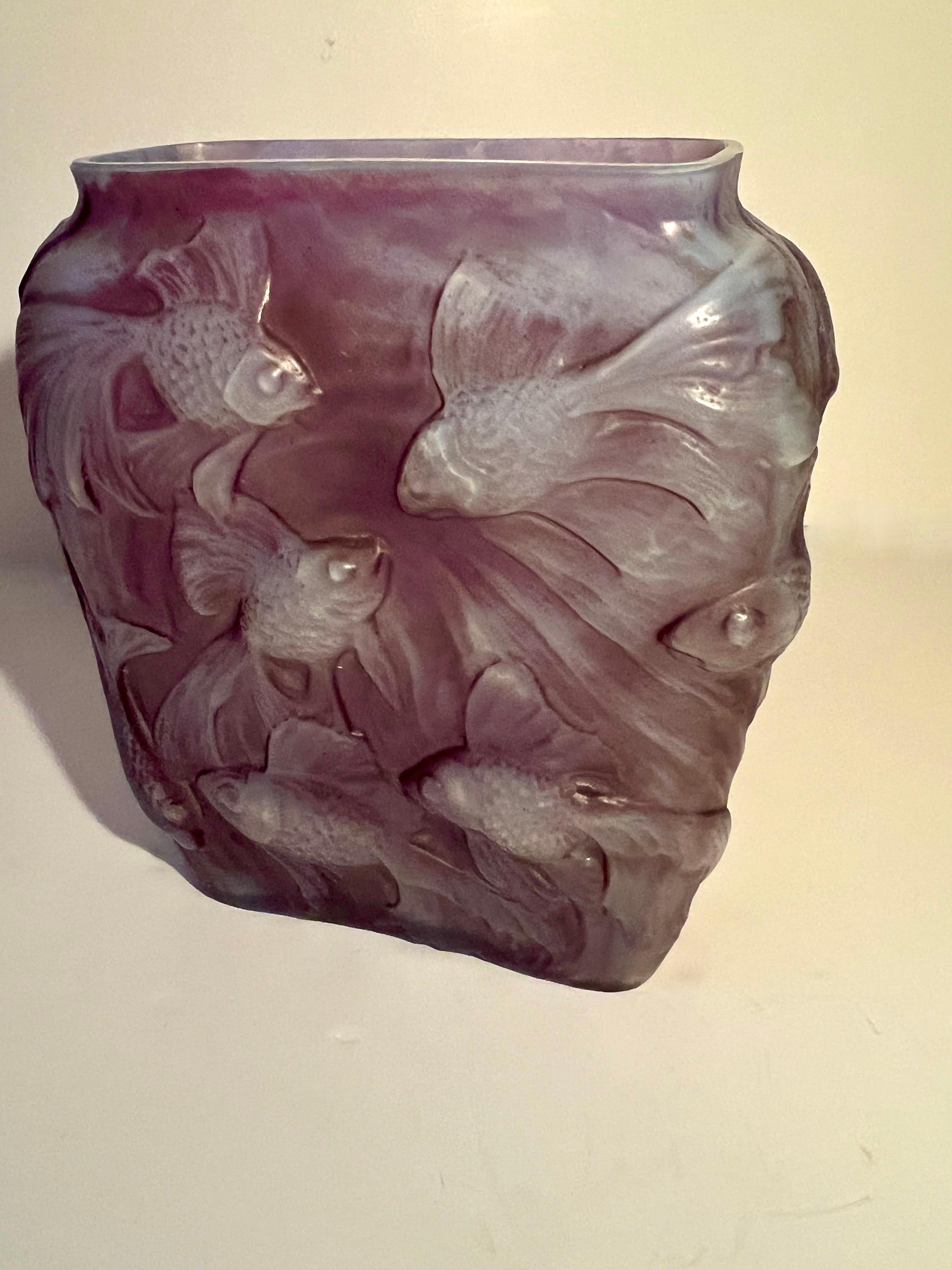 Moderno Vaso in vetro Koi Repousse nello stile di Lalique in vendita