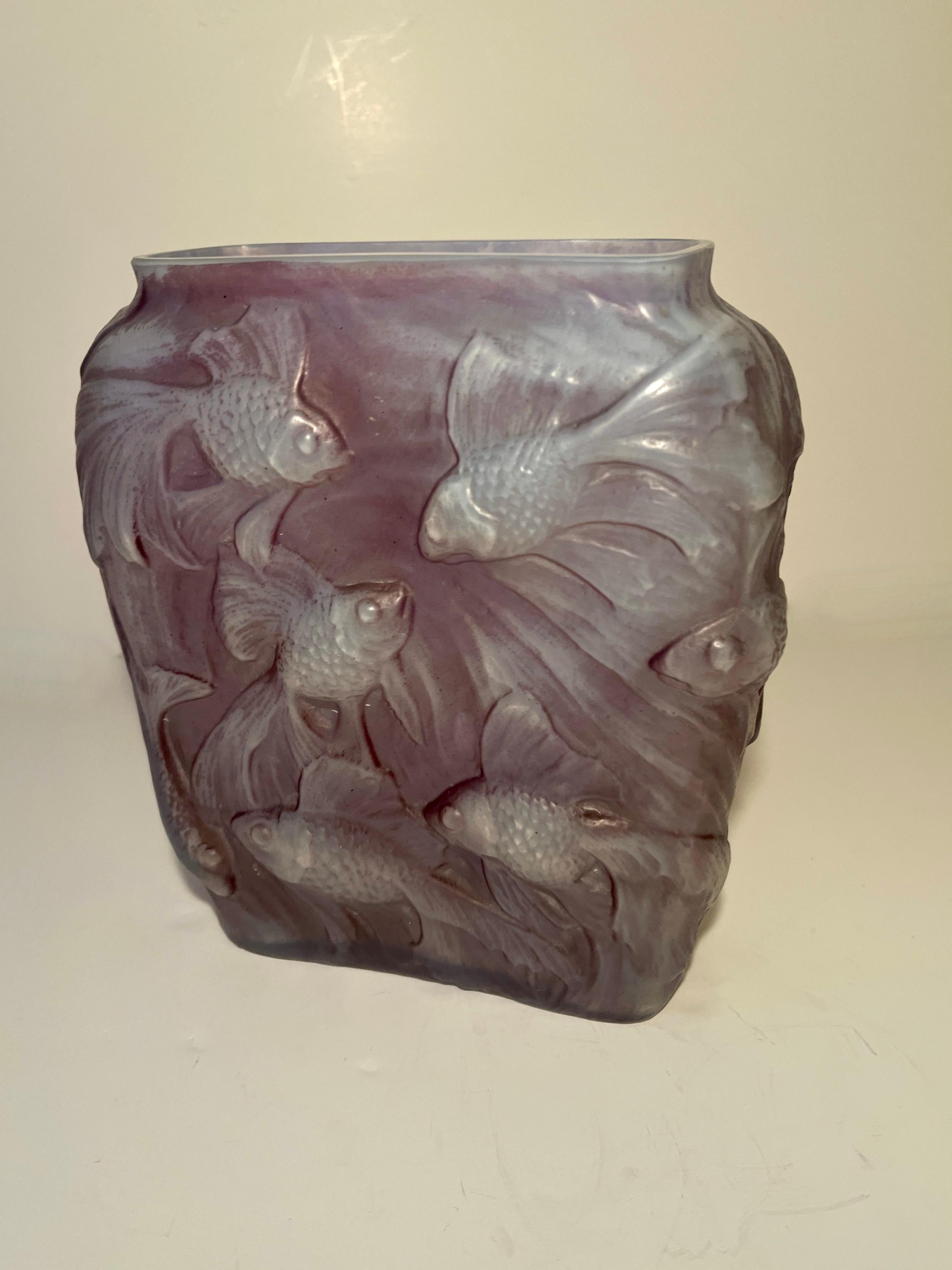 Sbalzo Vaso in vetro Koi Repousse nello stile di Lalique in vendita