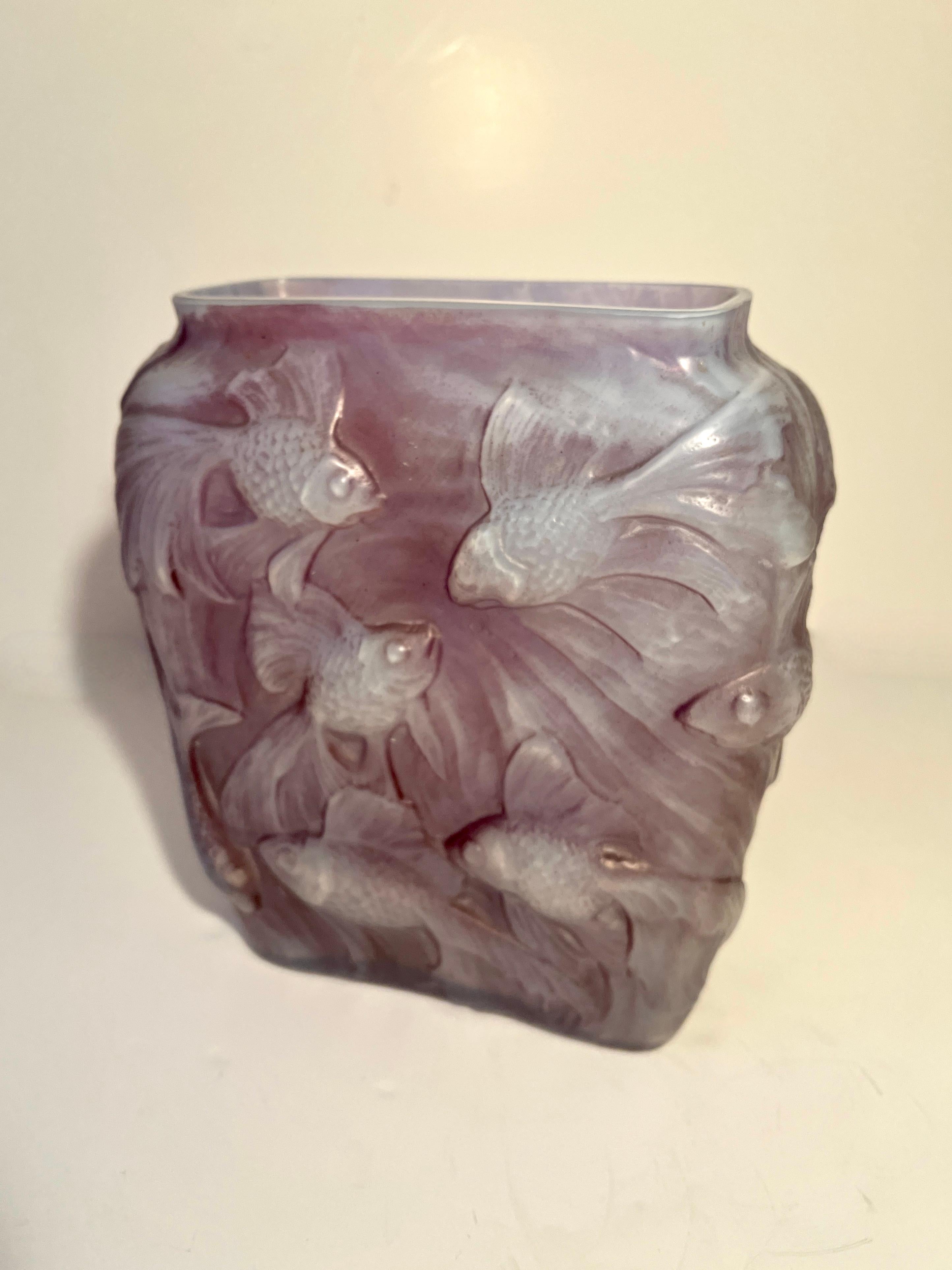 Vaso in vetro Koi Repousse nello stile di Lalique In condizioni buone in vendita a Los Angeles, CA