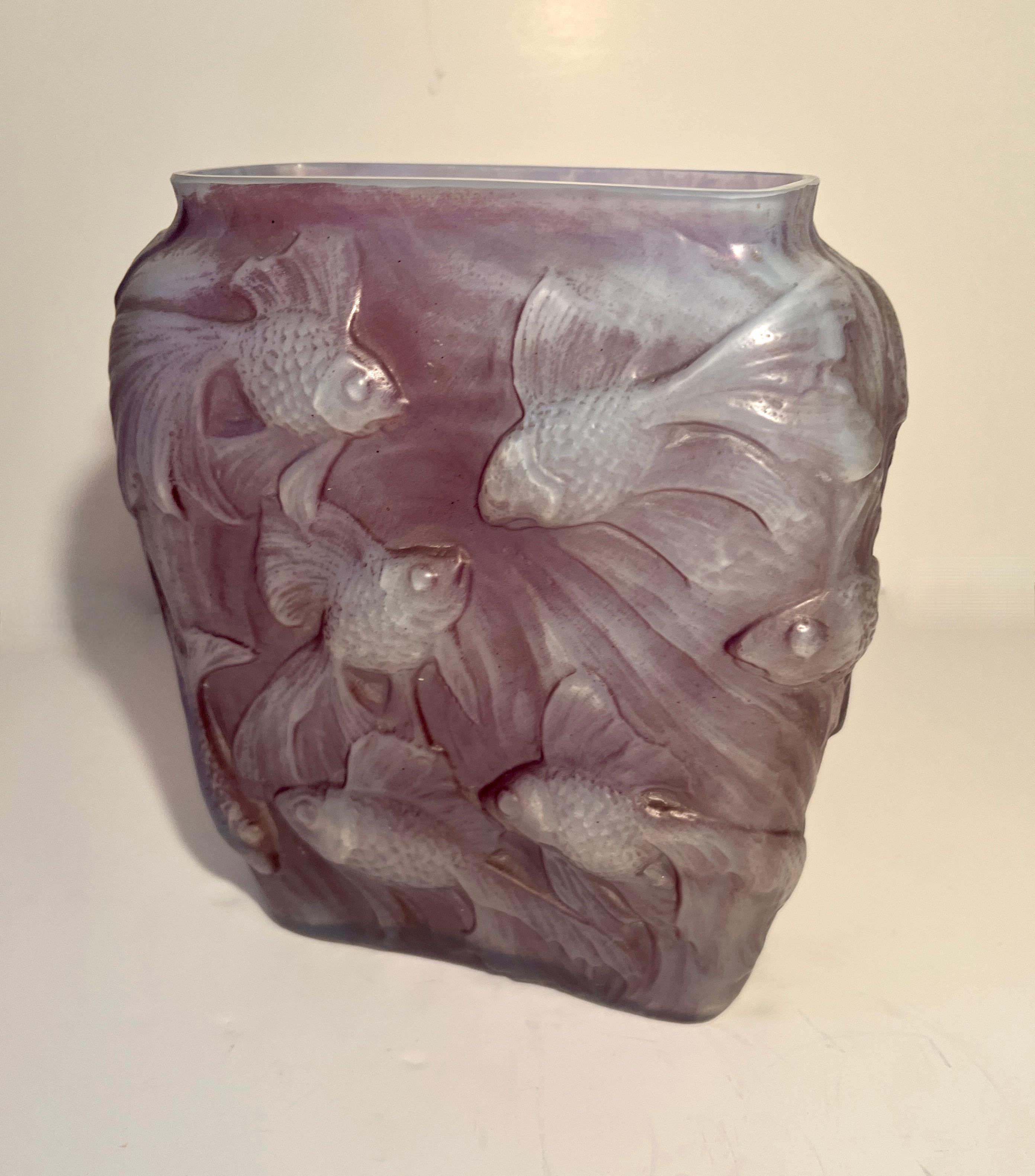 XX secolo Vaso in vetro Koi Repousse nello stile di Lalique in vendita
