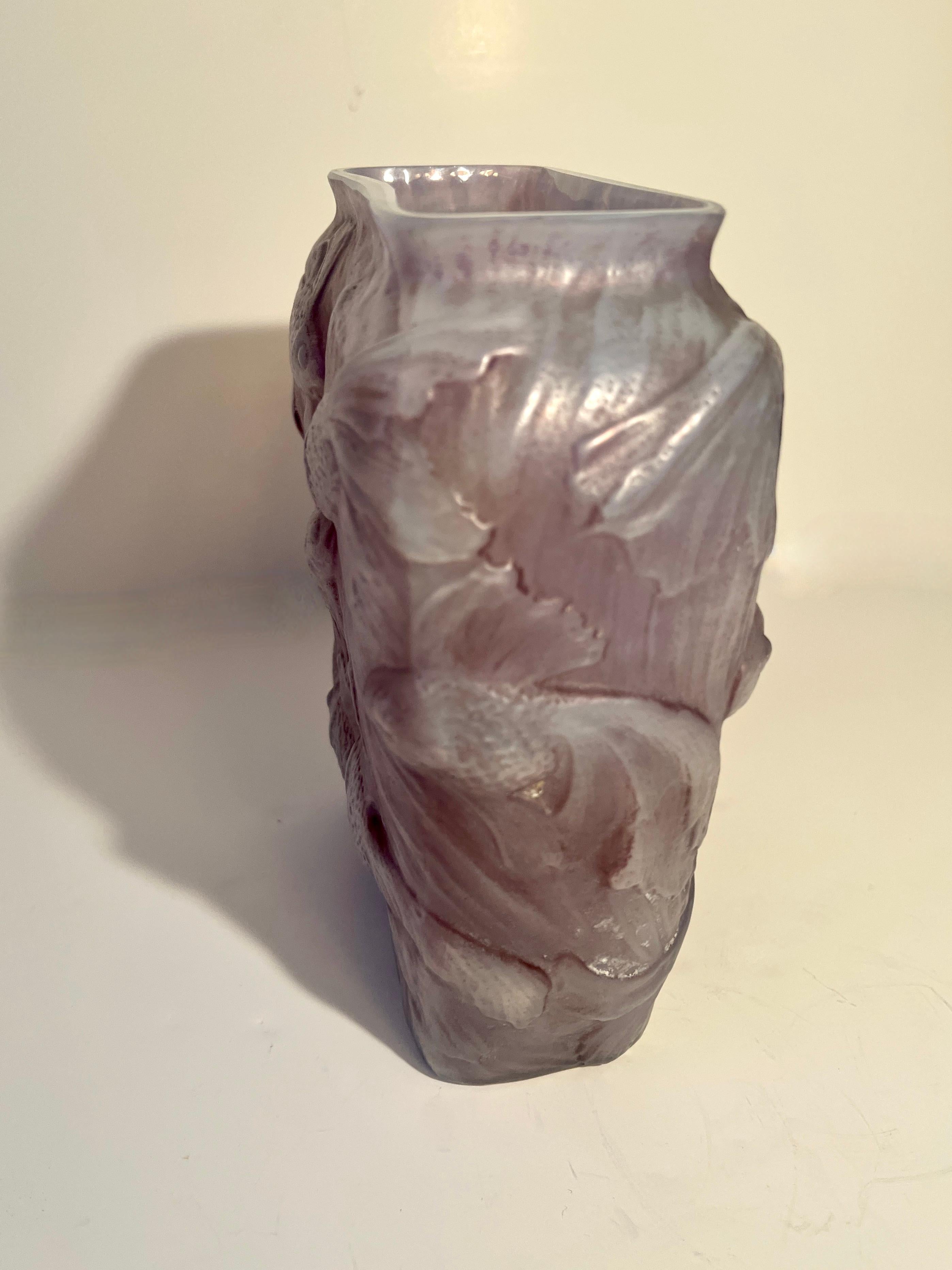 Vetro Vaso in vetro Koi Repousse nello stile di Lalique in vendita