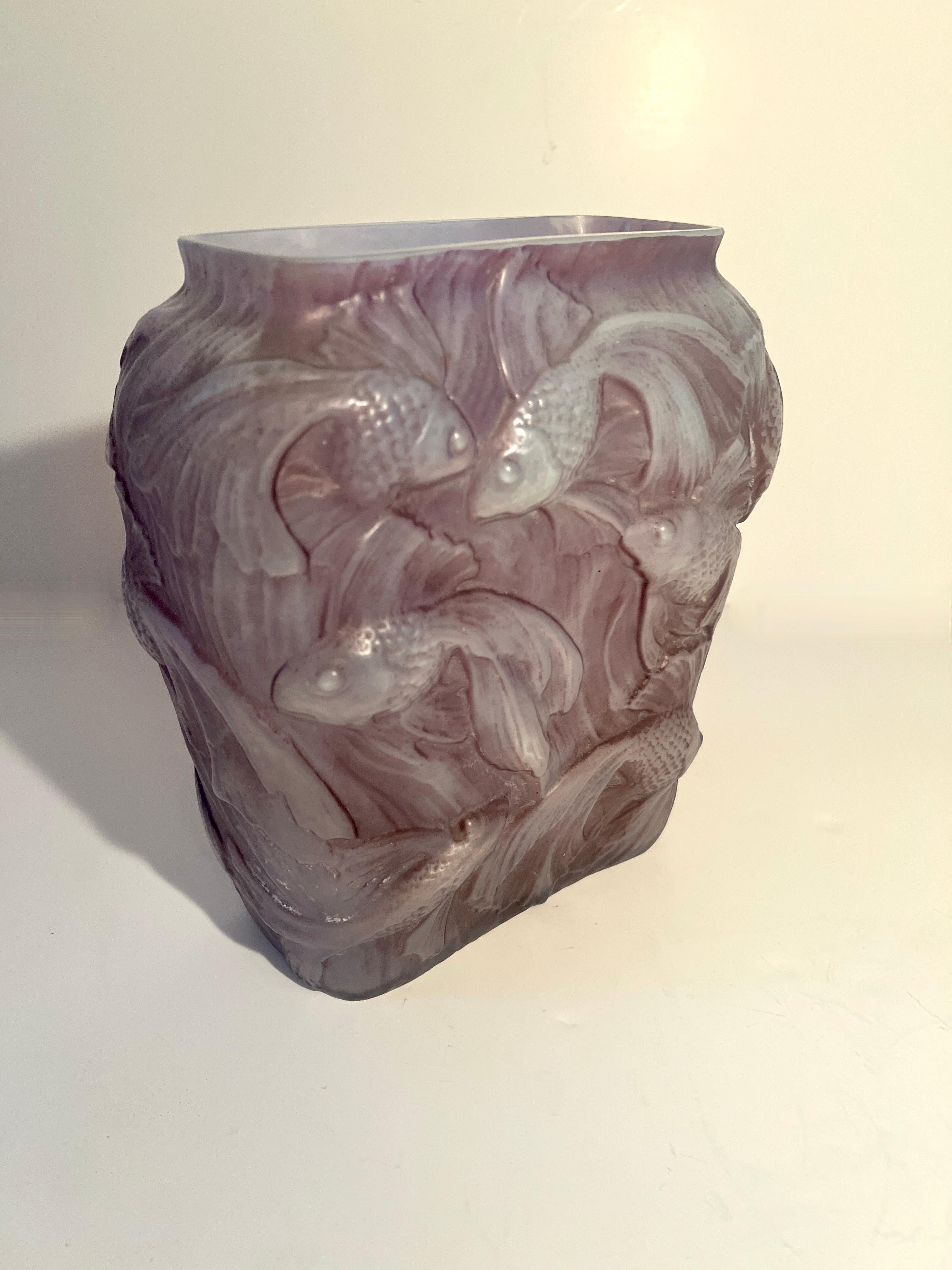 Vaso in vetro Koi Repousse nello stile di Lalique in vendita 1