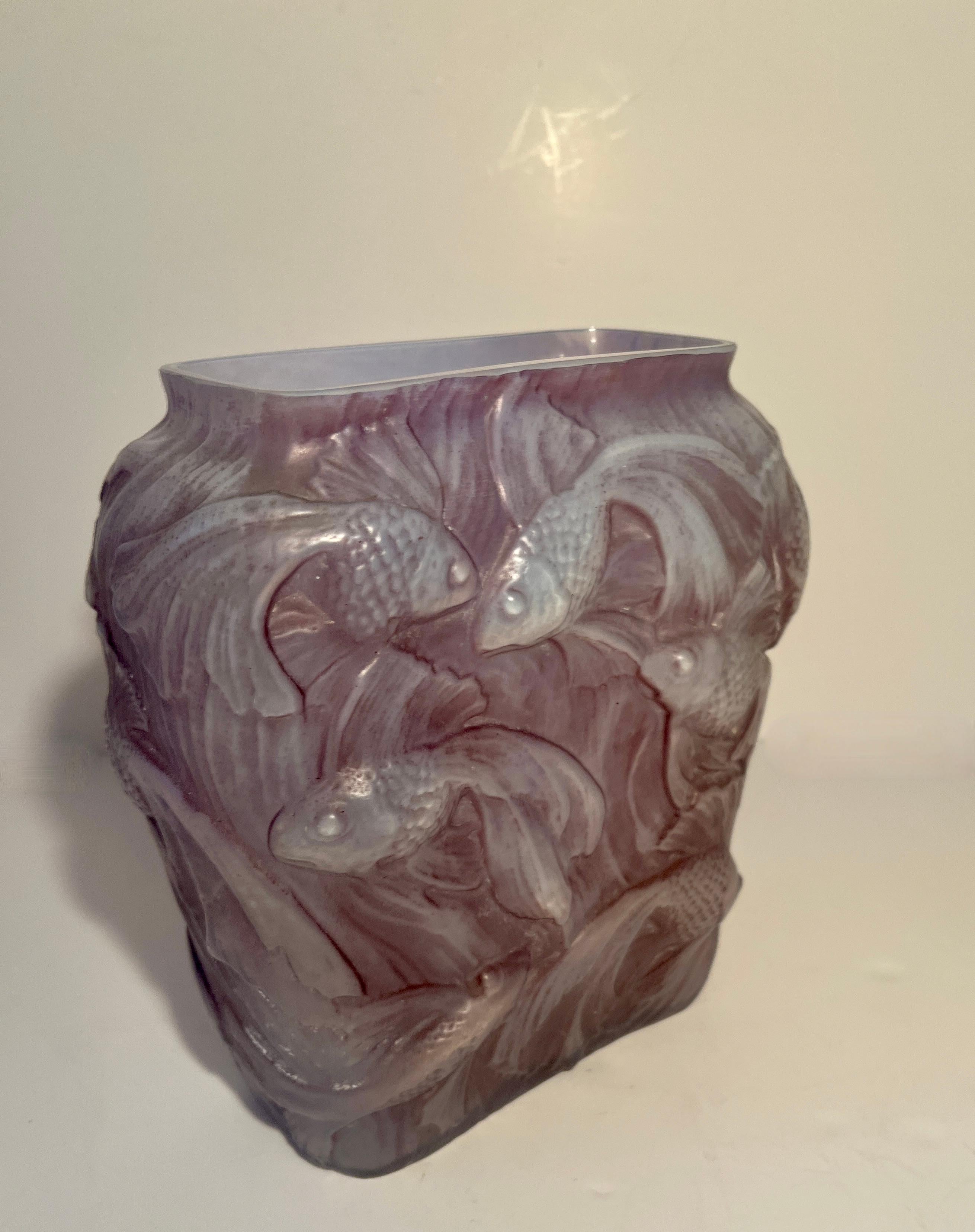 Vaso in vetro Koi Repousse nello stile di Lalique in vendita 2