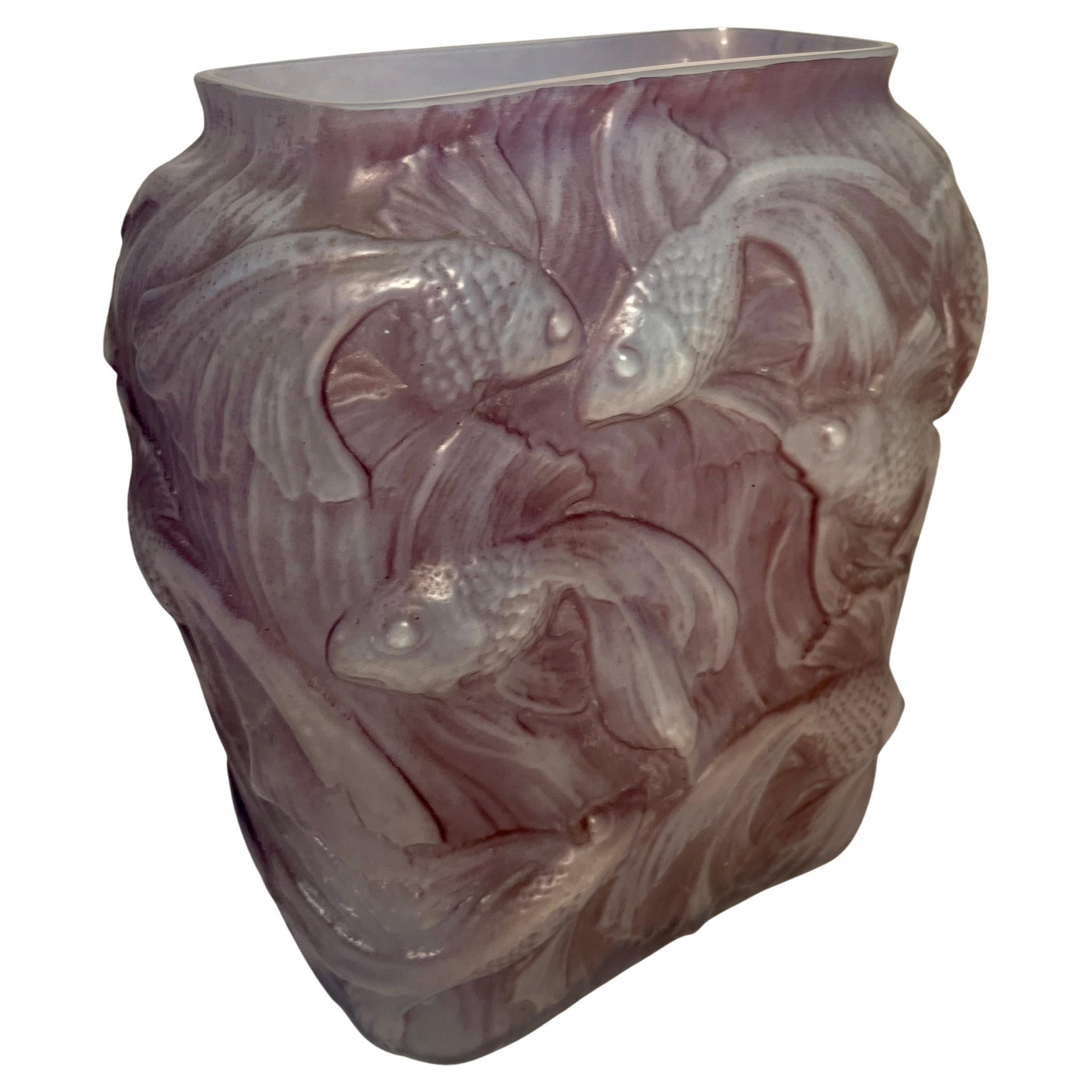 Vaso in vetro Koi Repousse nello stile di Lalique in vendita