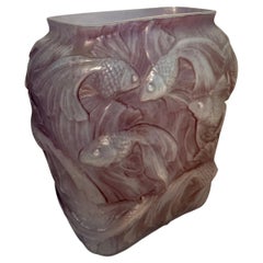 Vase repoussé Koi dans le style de Lalique