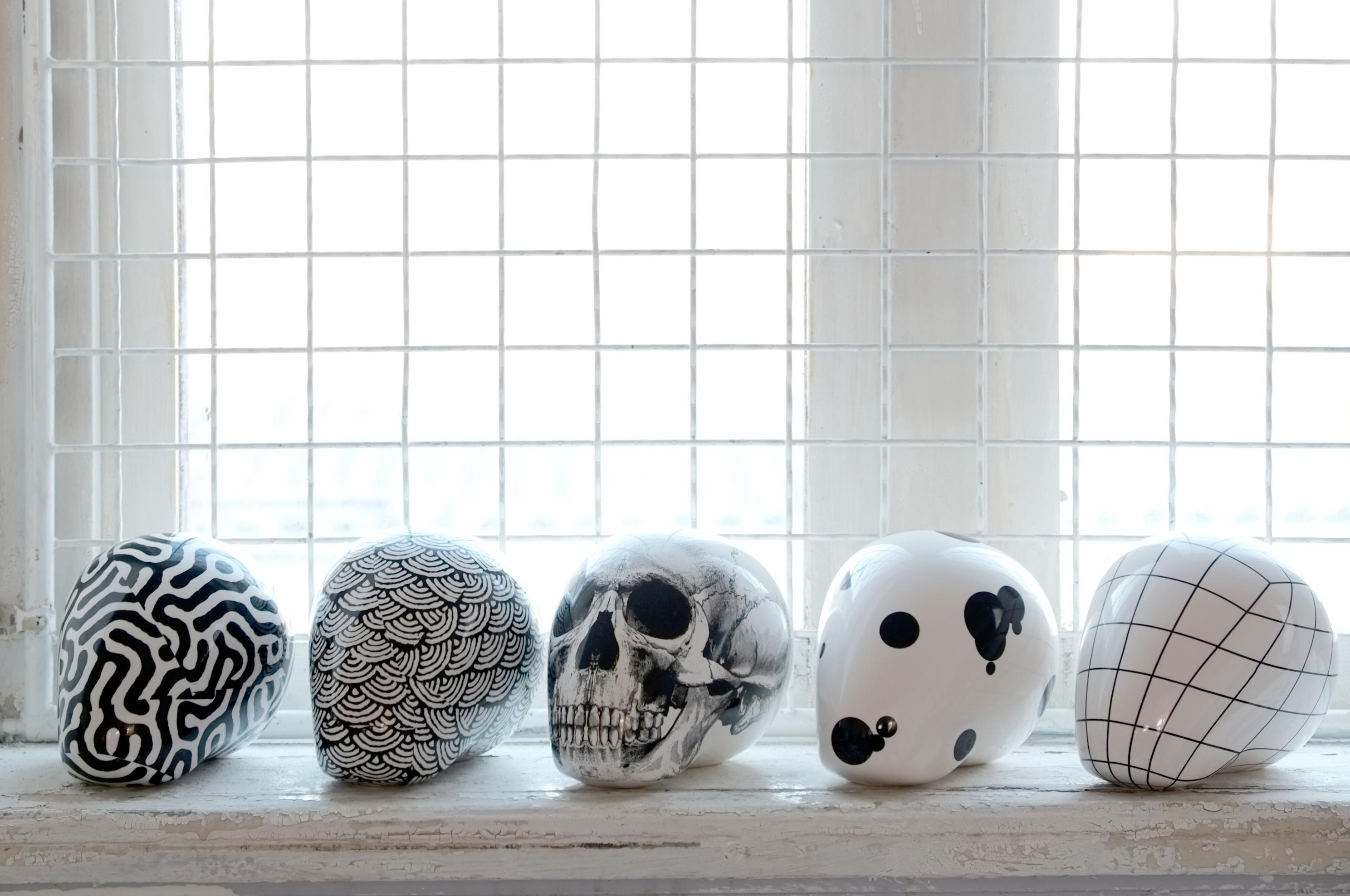 Koi Skull – Porcelain Sculpture by Andréason & Leibel, Swedish Contemporary For Sale 1