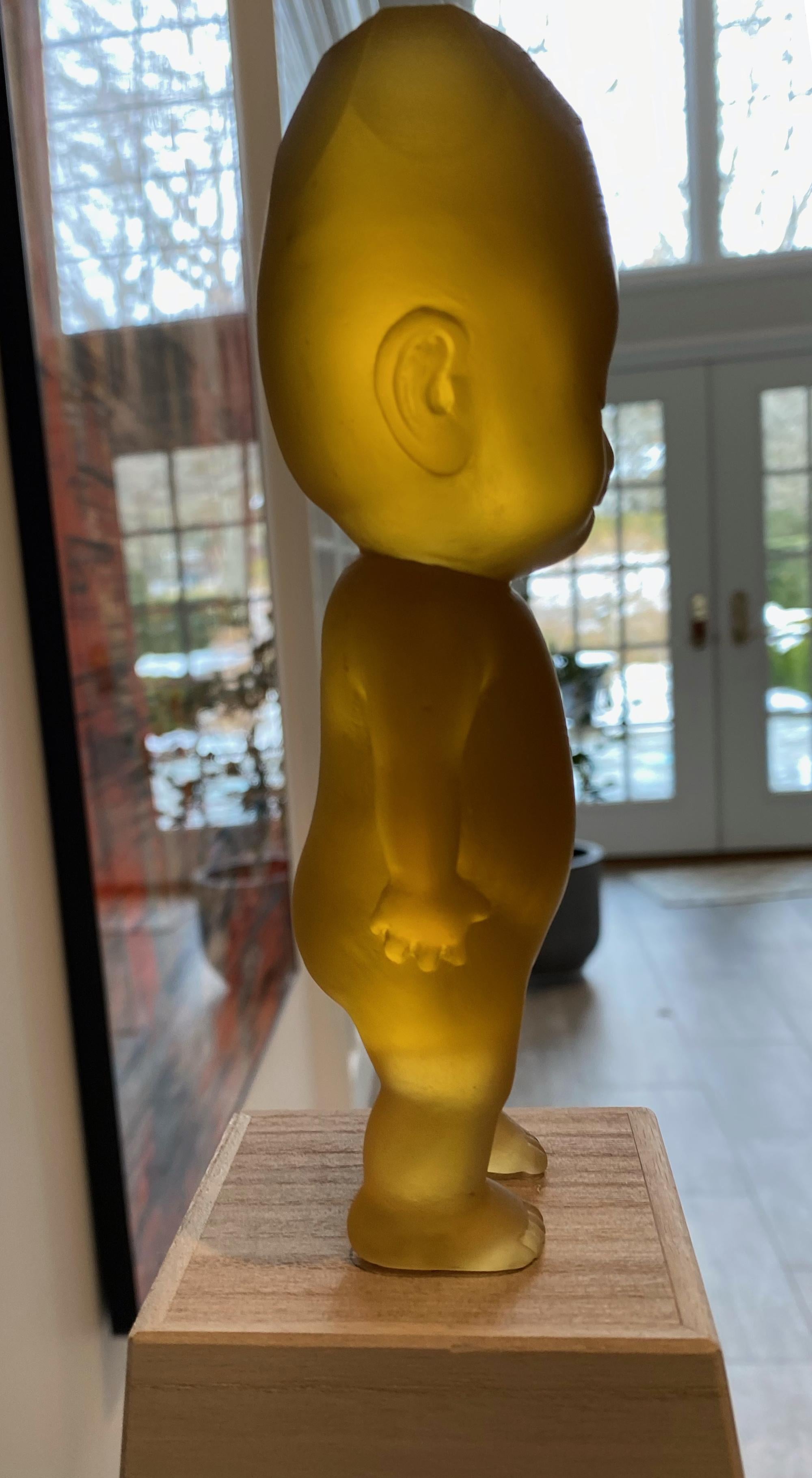 Amber Baby' Gussglas, Holz (Braun), Figurative Sculpture, von Koichi Matsufuji