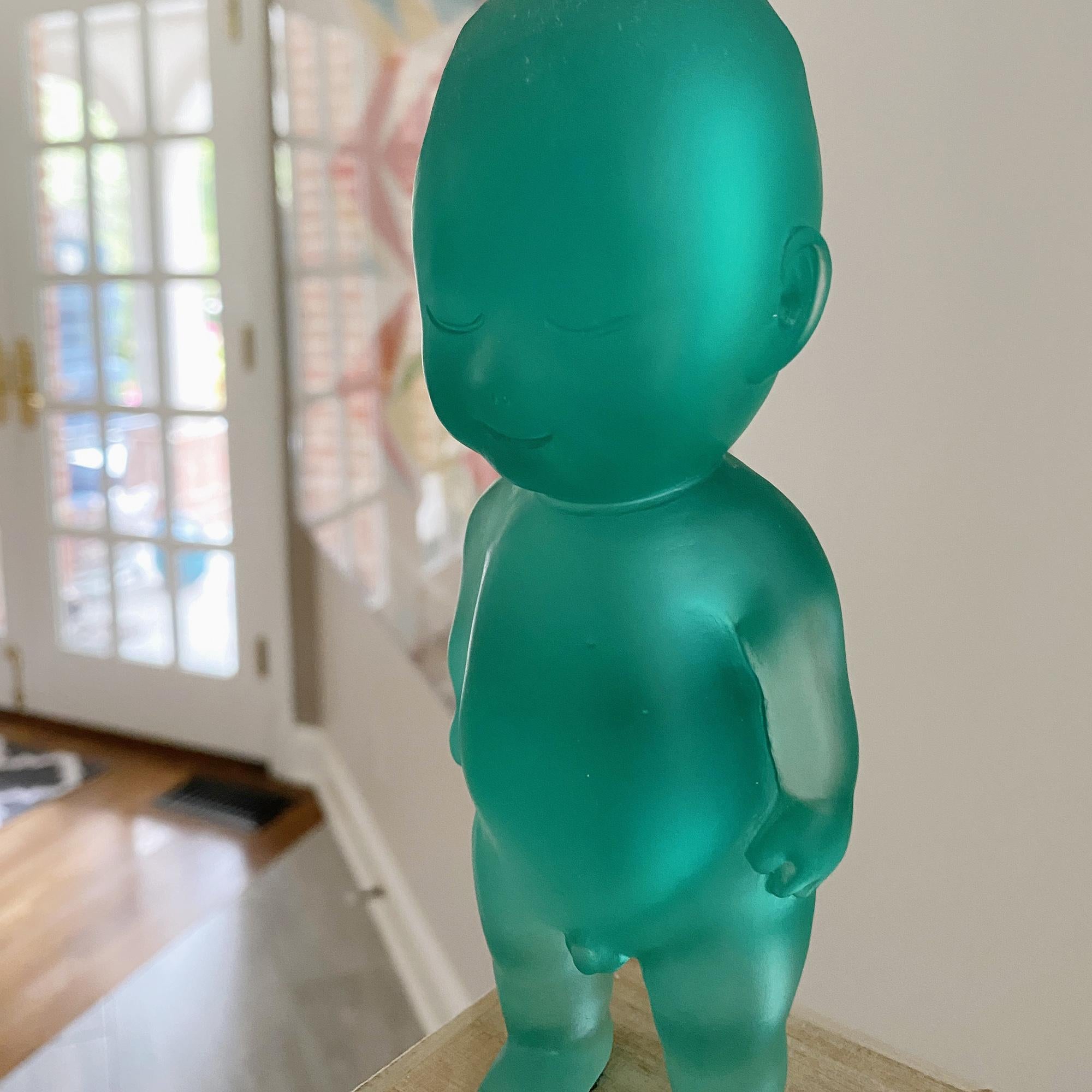 „Jade-Baby“ aus Glasguss, Holz – Sculpture von Koichi Matsufuji