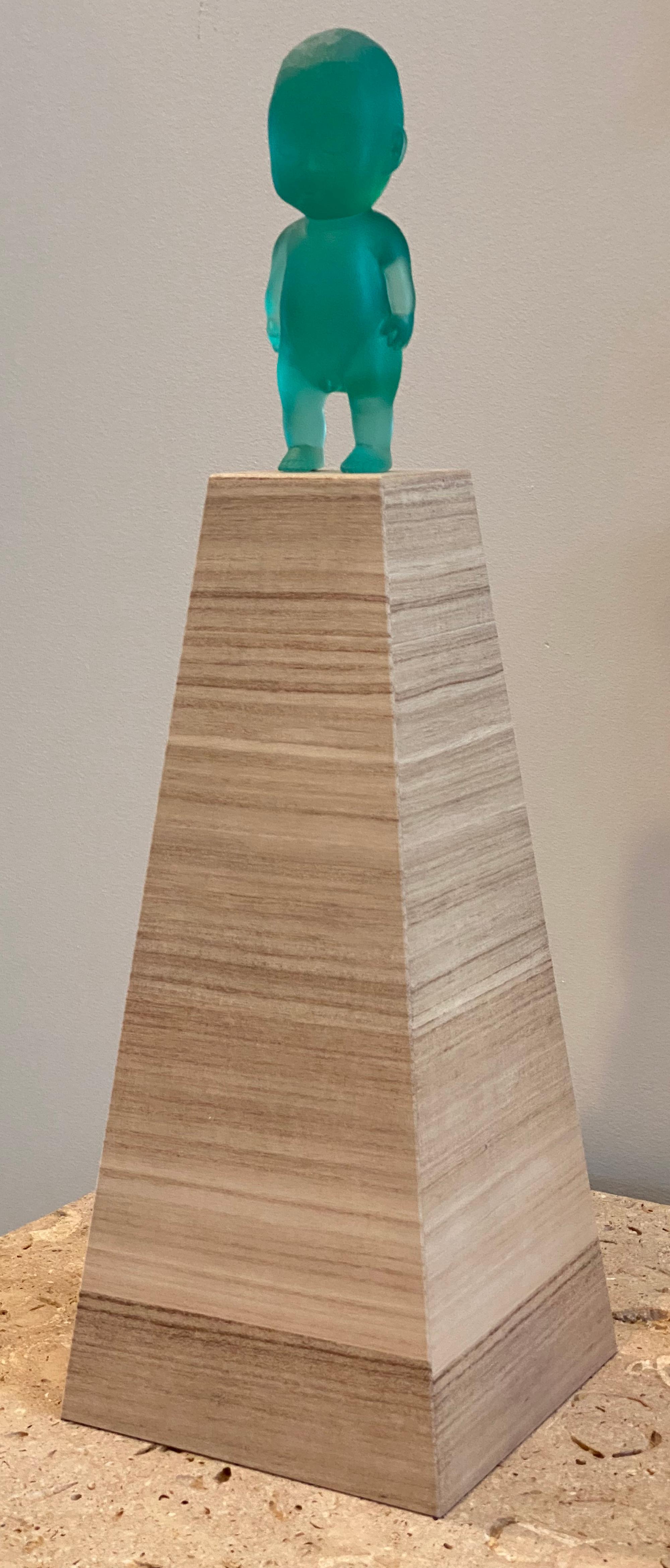 Koichi Matsufuji Figurative Sculpture – „Jade-Baby“ aus Glasguss, Holz
