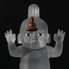 « Baby of Mercy » assis en verre coulé, yeux en verre incrustés, bois