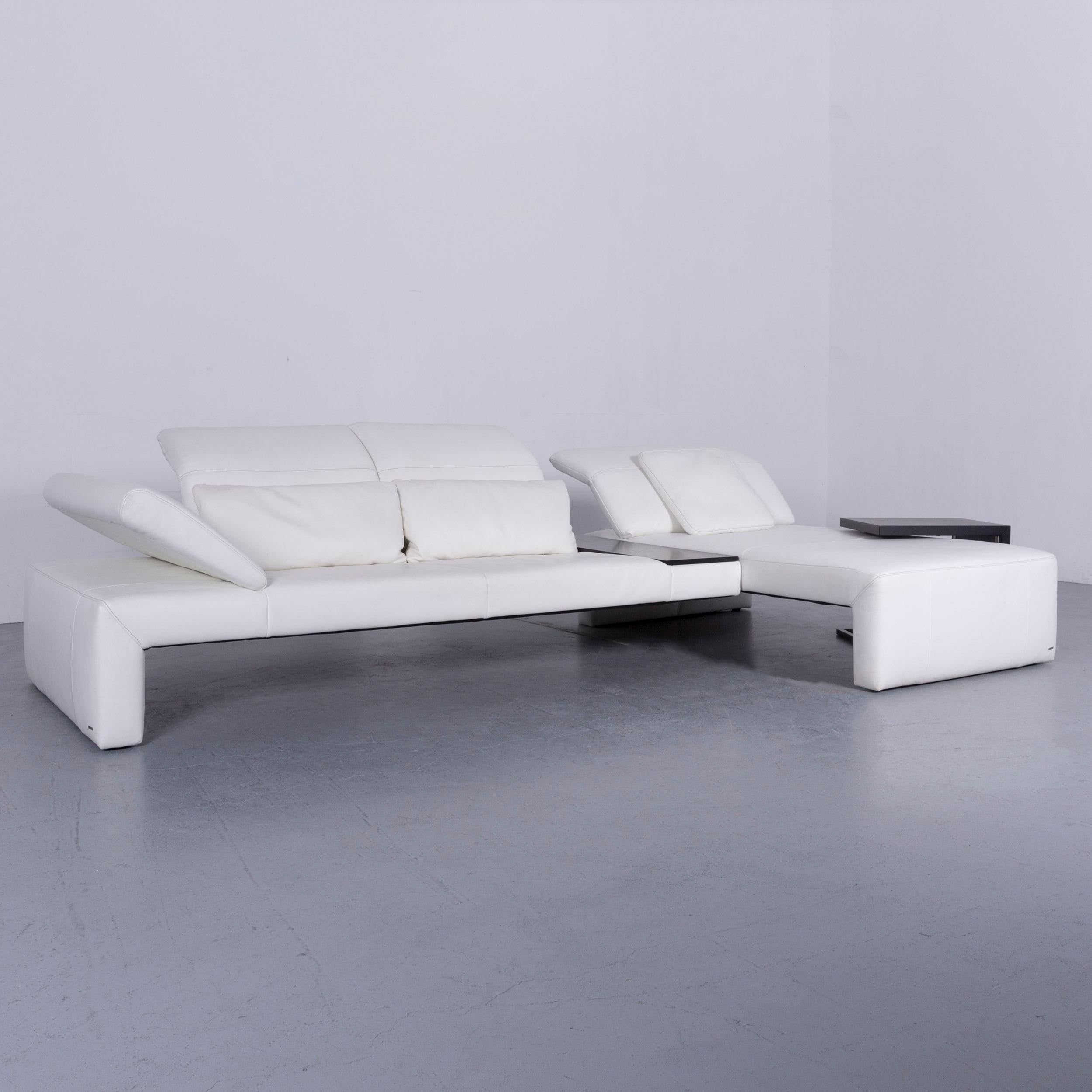 We bring to you an Koinor designer leather corner sofa in white with functions. 














 