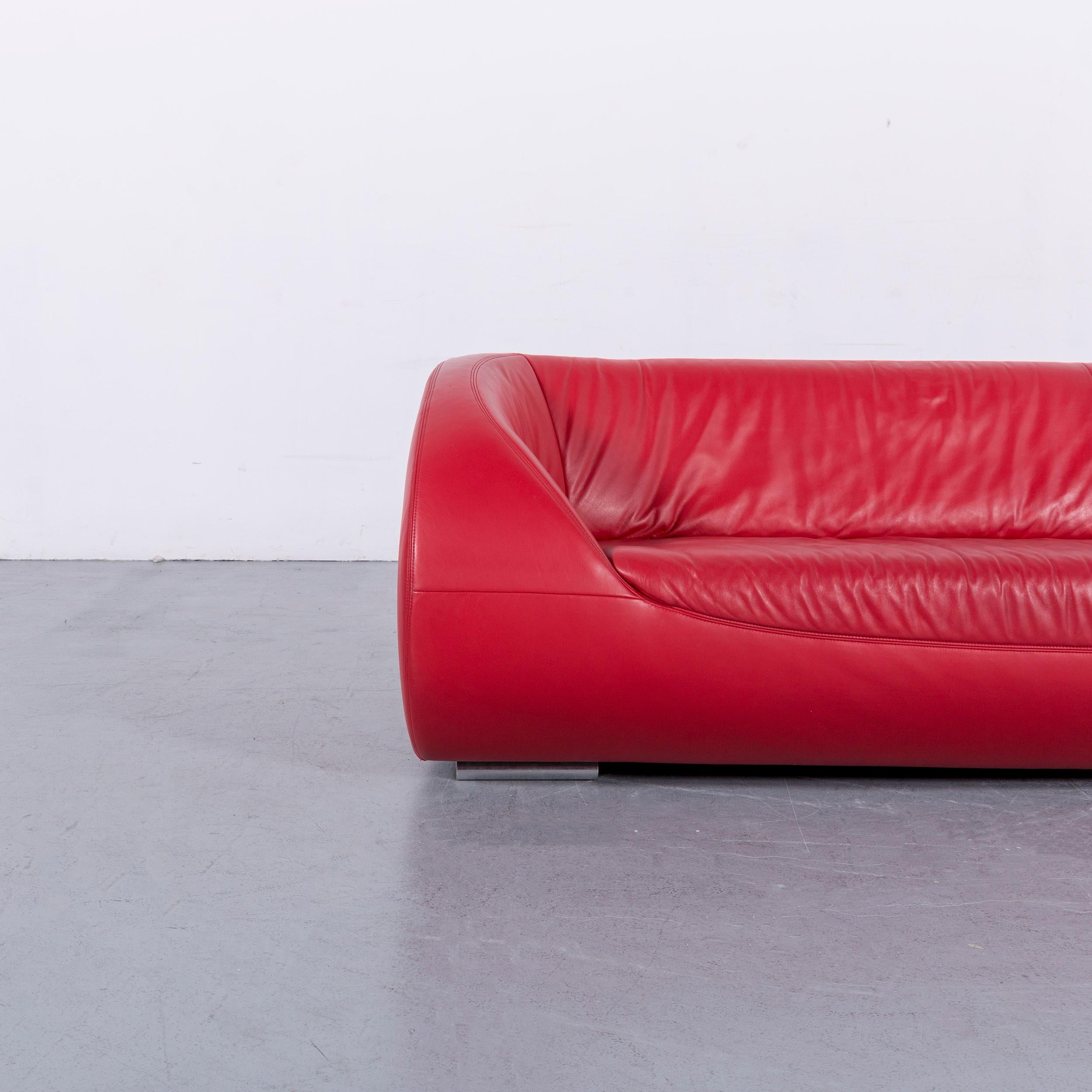 We bring to you an Koinor Pearl leather sofa red four-seat couch.