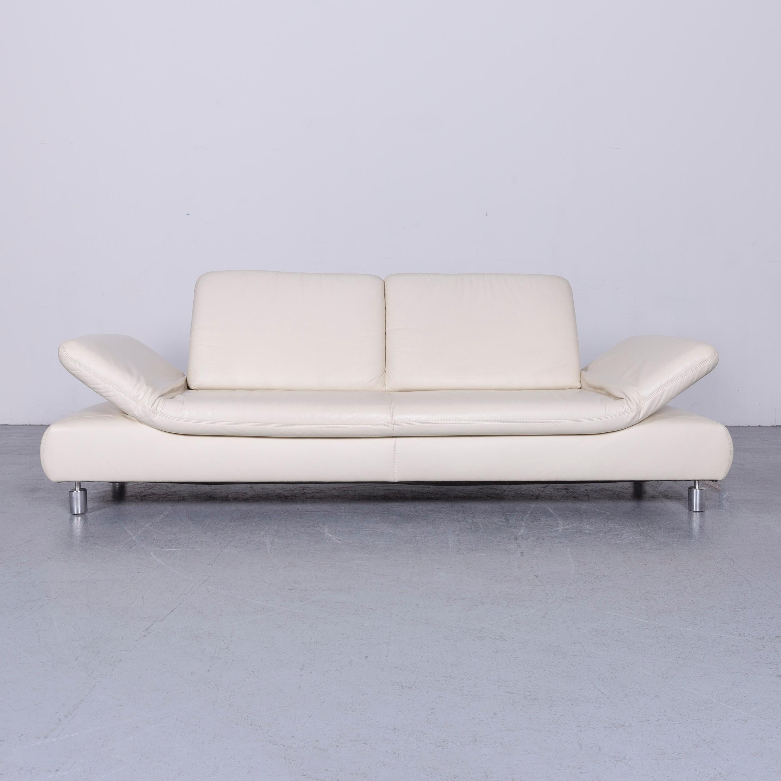 We bring to you an Koinor Rivoli designer leather three-seat sofa in white with functions.















