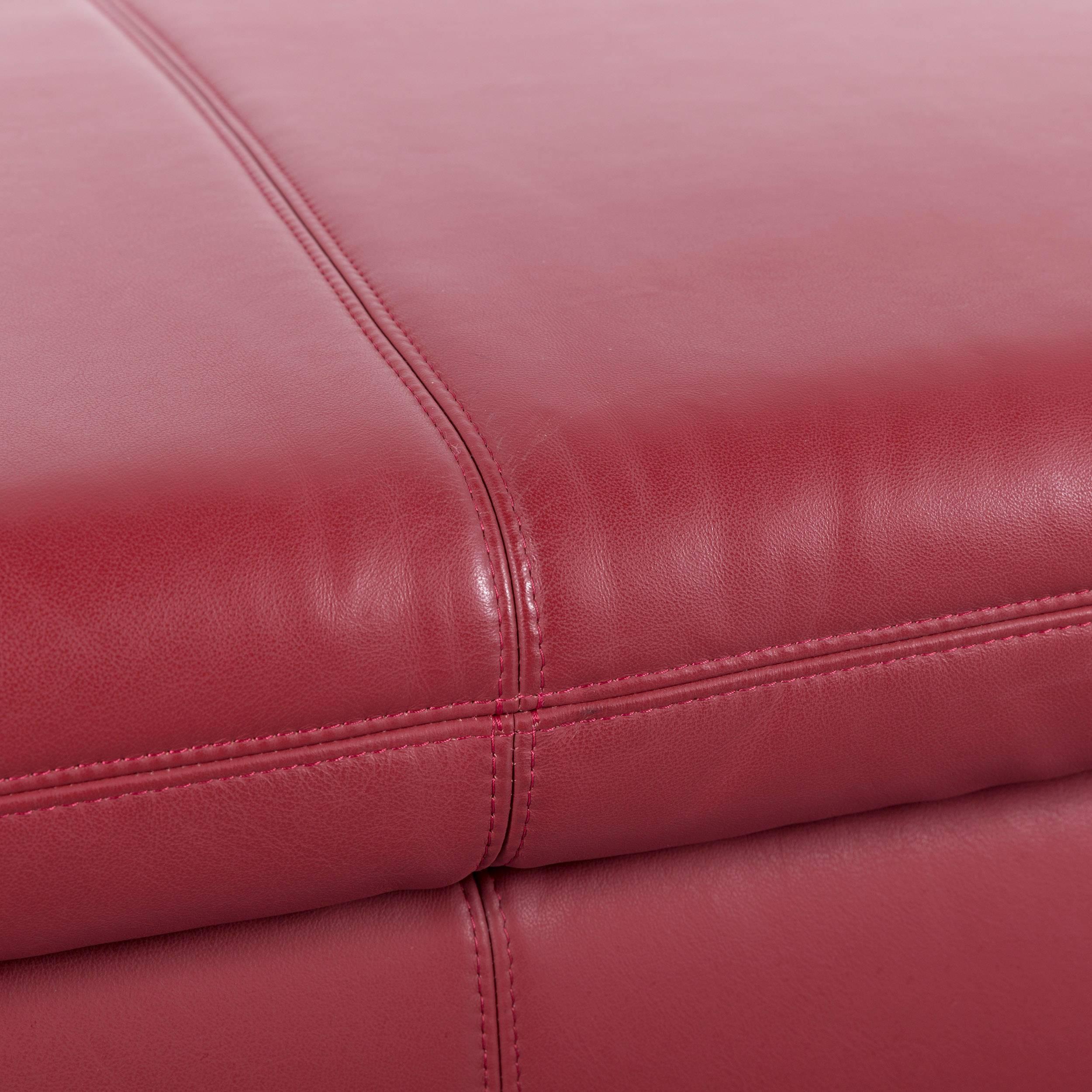 We bring to you an Koinor Rivoli leather foot-stool red bench.
































