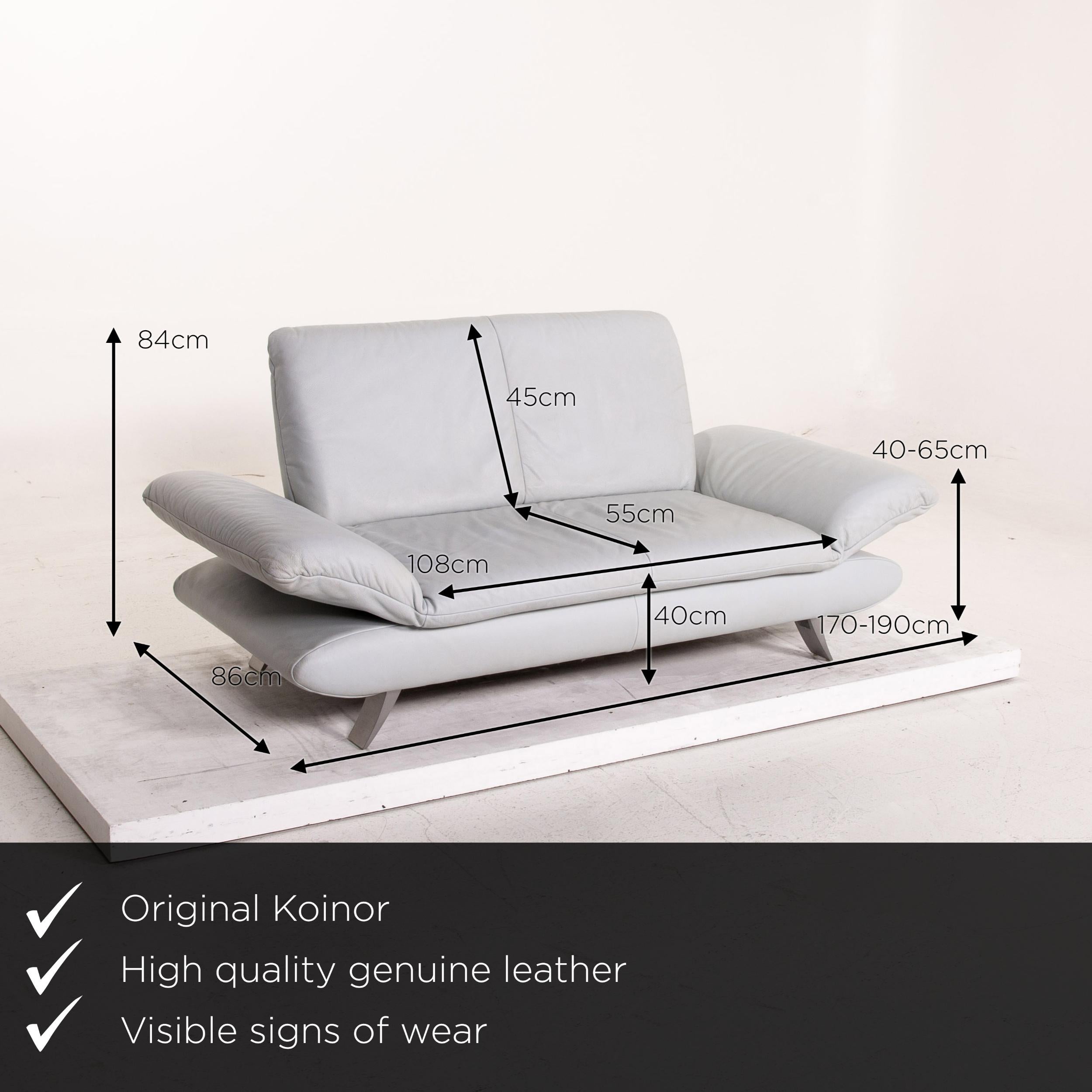Wir präsentieren Ihnen ein Koinor Rossini Ledersofa eisblau zweisitzige Funktionscouch.

 

 Produktabmessungen in Zentimetern:
 

Tiefe 86
Breite 190
Höhe 84
Sitzhöhe 40
Resthöhe 40
Sitztiefe 55
Sitzbreite 108
Rückenhöhe 45.