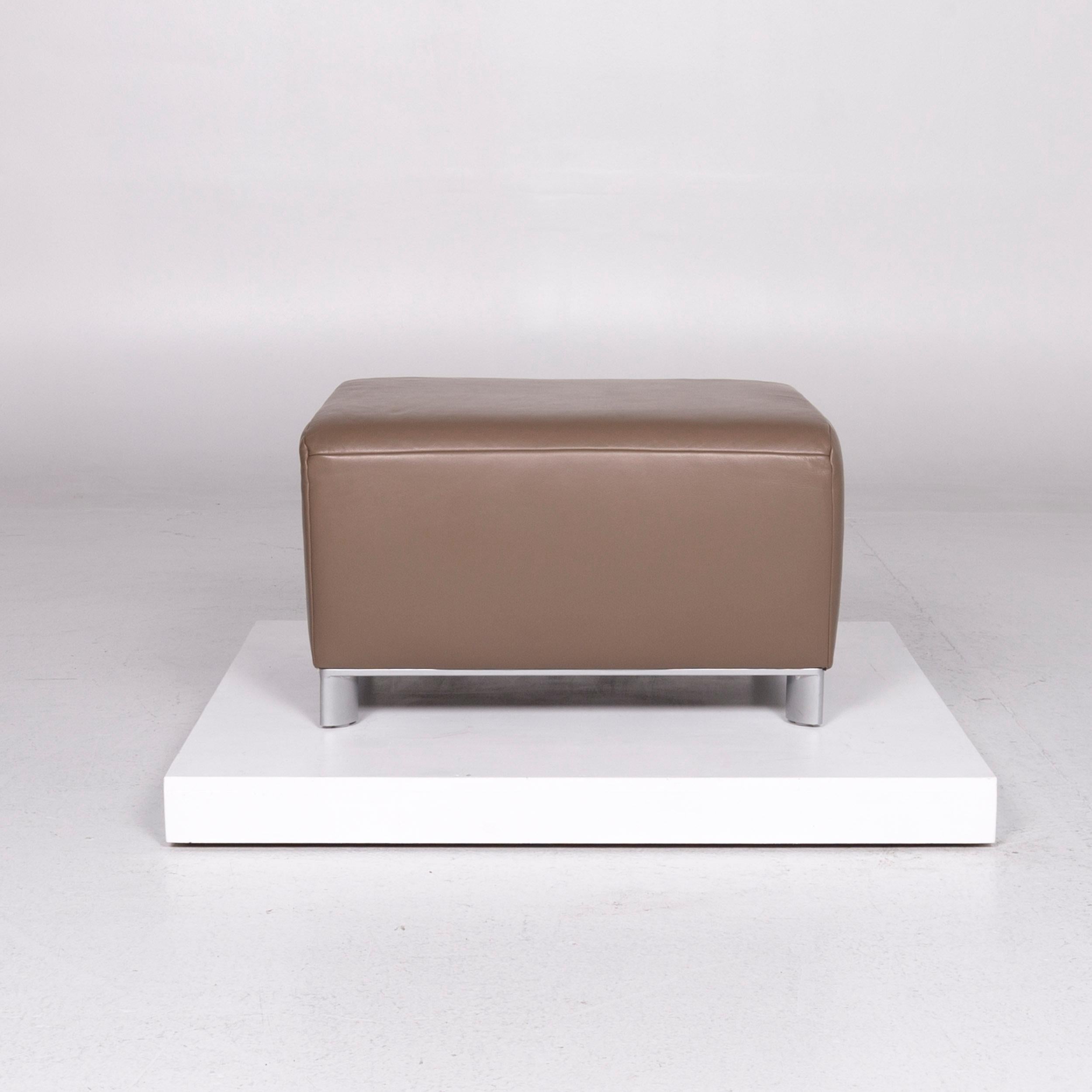 We bring to you a Koinor Volare leather stool brown mud stool.
 
Product measurements in centimetres:
 
Depth 69
Width 68
Height 41.





   