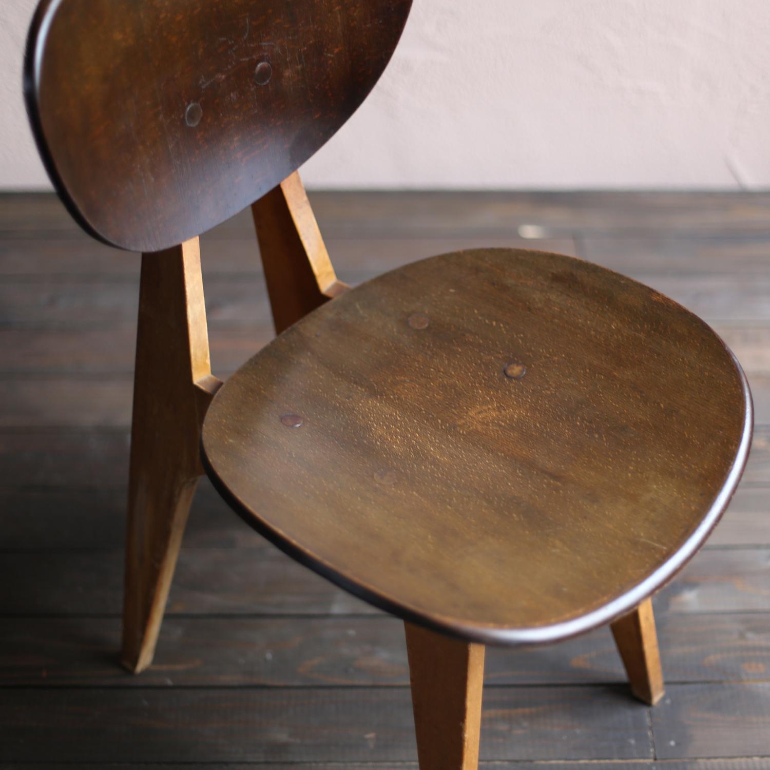 It is a dining chair designed by Junzo Sakakura Architectural Institute called 