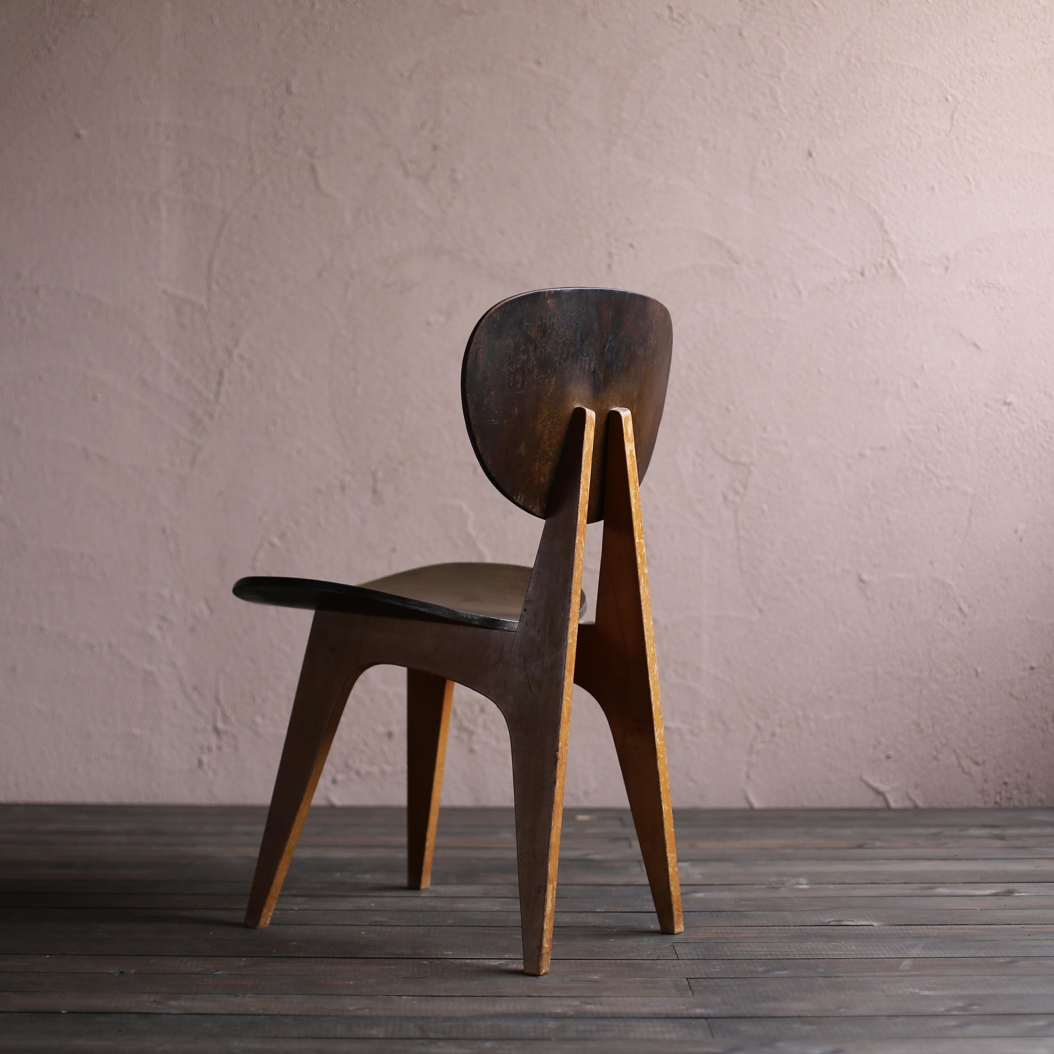It is a dining chair designed by Junzo Sakakura Architectural Institute called 
