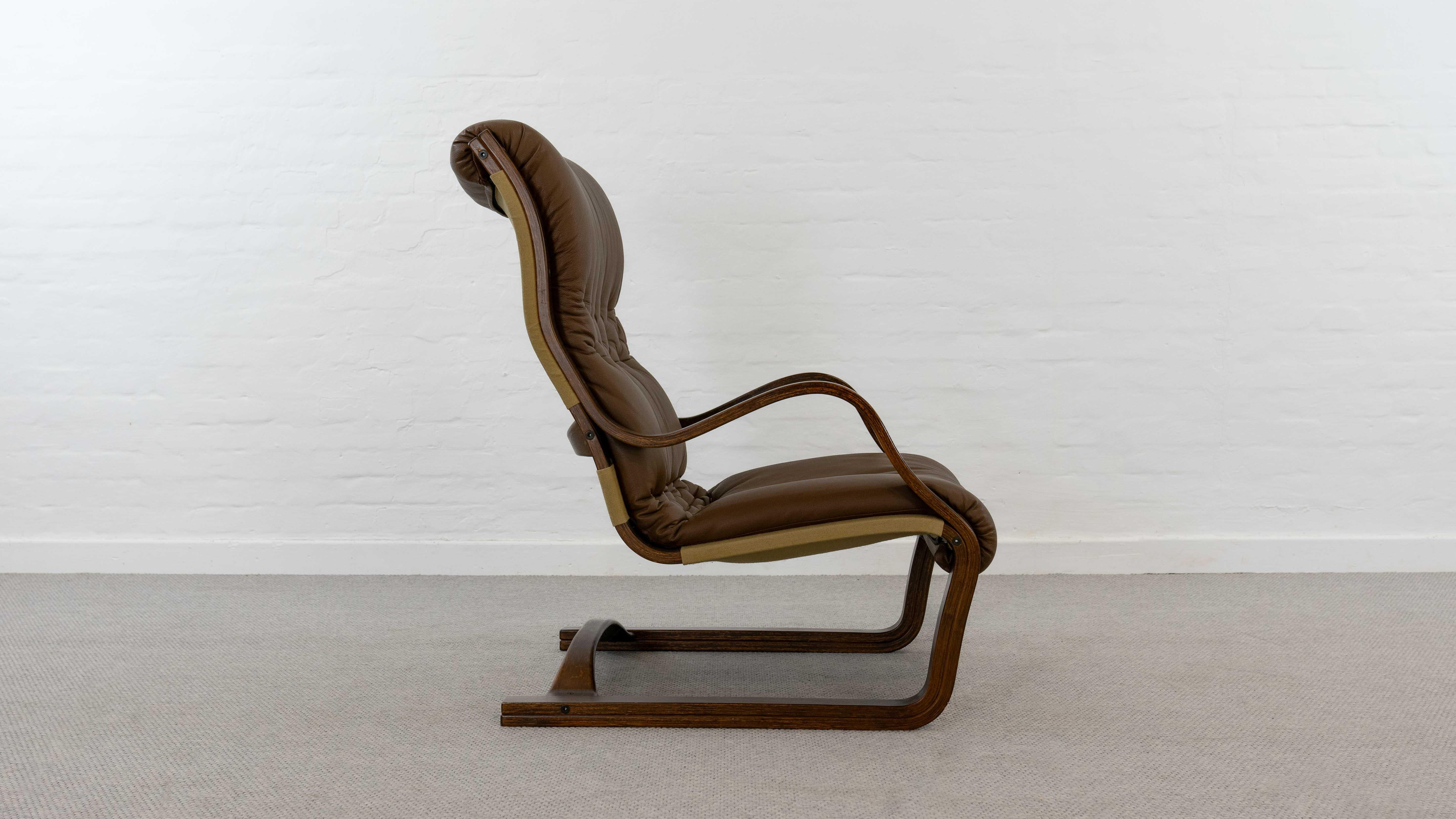 Koivutaru Easy Chair By Esko Pajamies For Asko, Finland In Brown Leather In Good Condition For Sale In Halle, DE