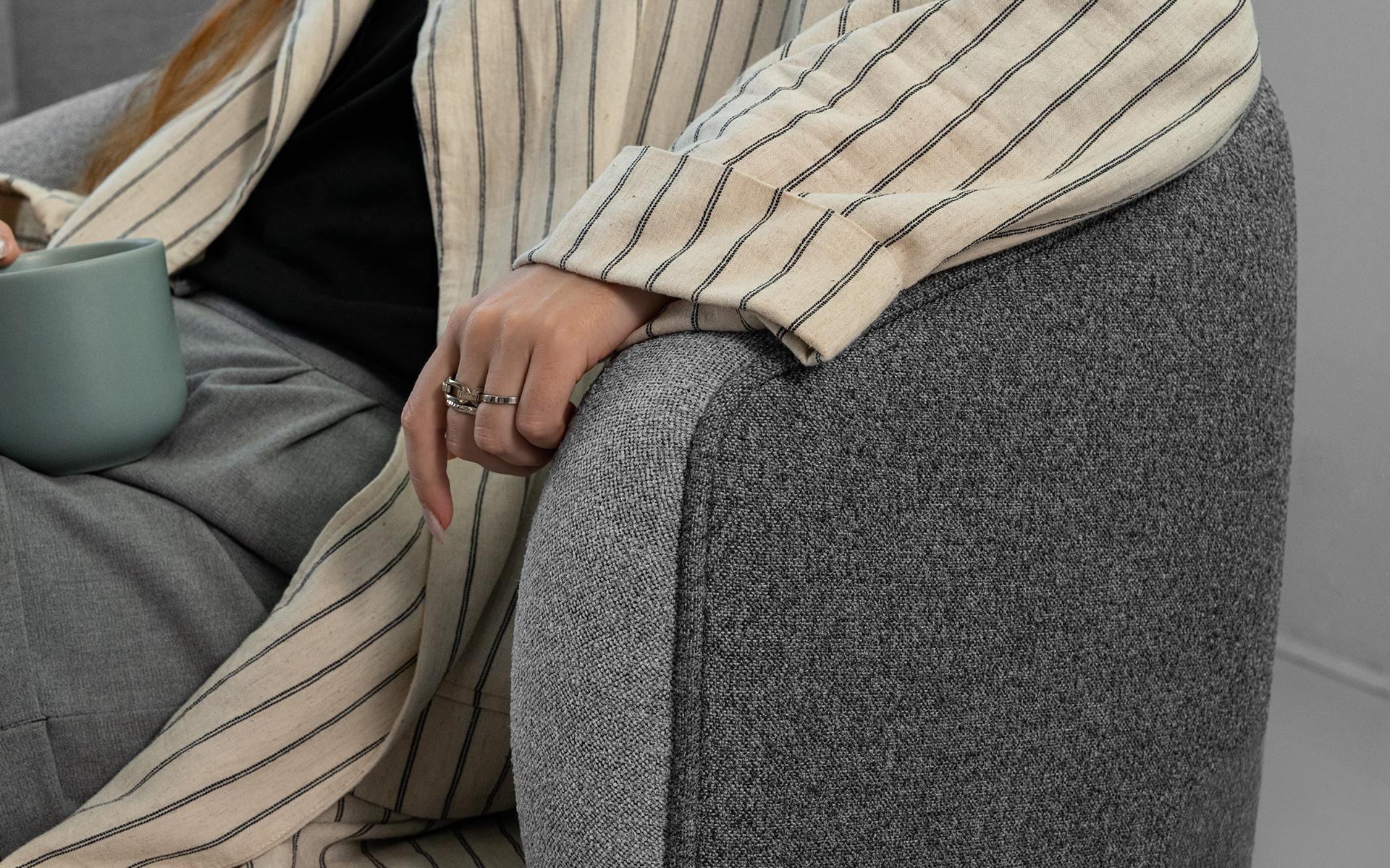 Koji-Sessel Bergere mit drehbarem Mechanismus, modern und bequem im Angebot 4