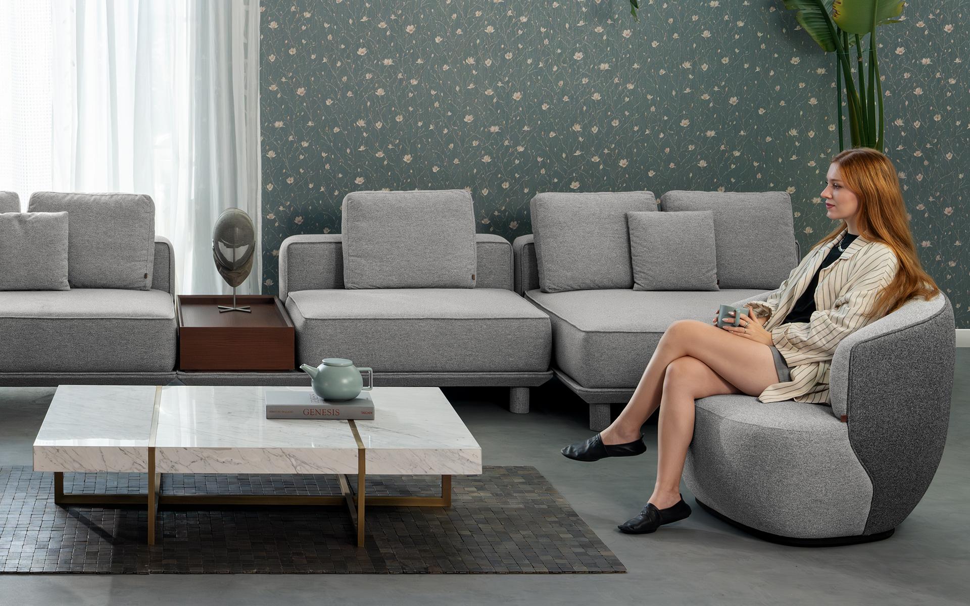Der Sessel Koji trägt seinen Namen in seiner Standardform, die an einen Pilz erinnert, und bietet mit seinem modernen, kompakten Design maximalen Komfort in kleinen Räumen. Die Struktur mit den weichen Linien wird in verschiedenen Räumen wie