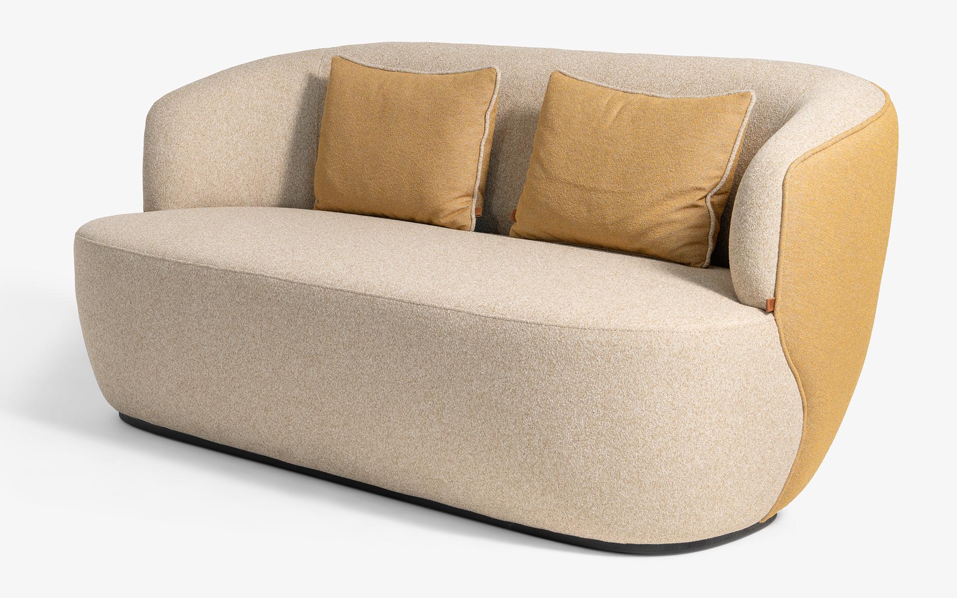 Le canapé double Koji ajoute une touche d'élégance à tout espace grâce à son design compact moderne et à ses lignes douces. Avec une largeur de 175 cm, ce canapé offre une expérience d'assise confortable dans les petits et moyens espaces. Tout comme
