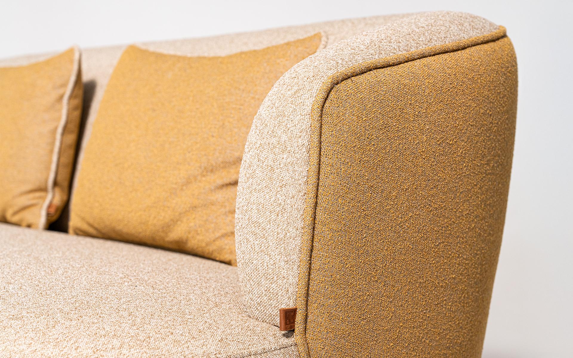 Fait main Canapé Koji Two Seater en vente