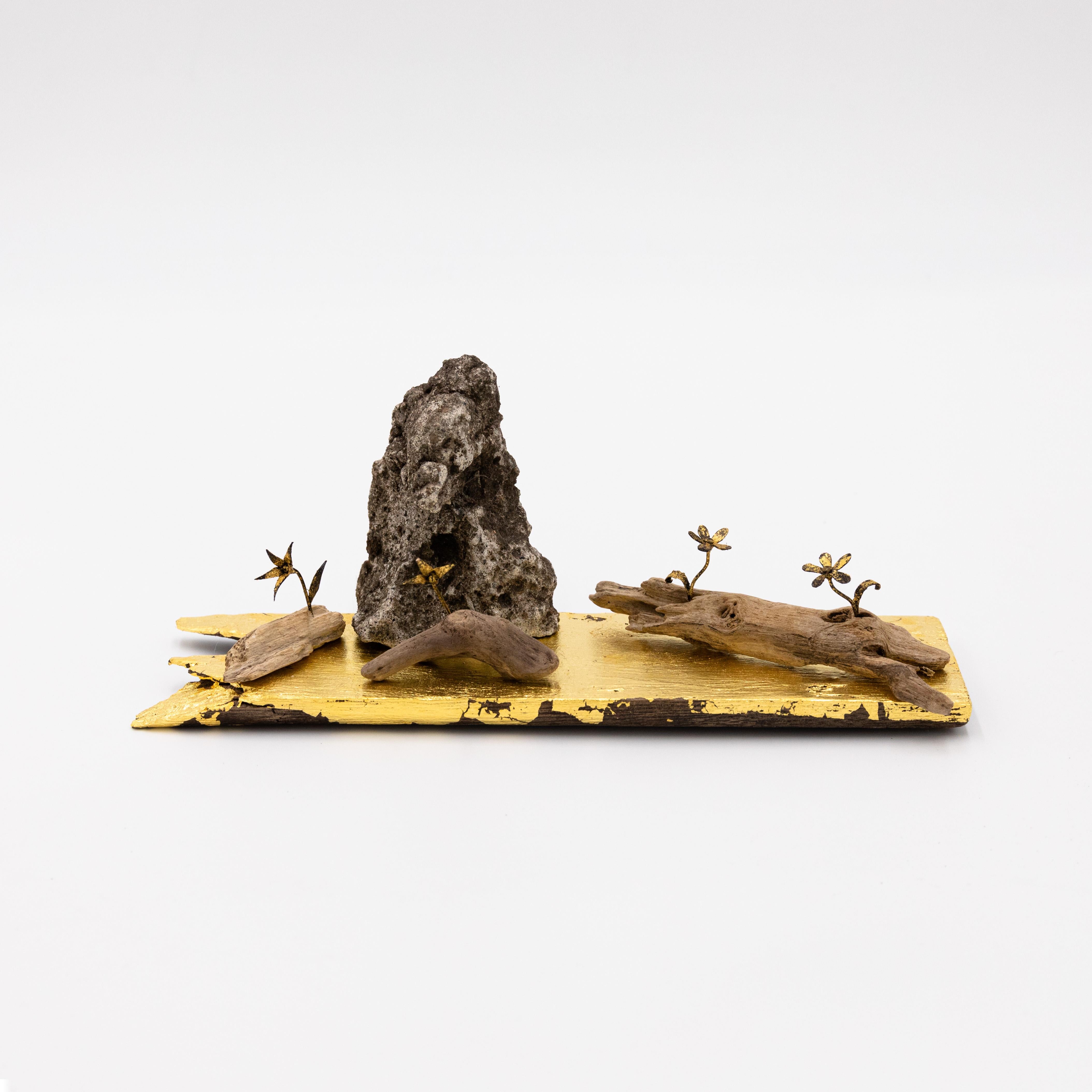 Gold leaf, concrete, wood, copper wire
W220 × D65 × H40 mm + W60 × D35 × H75 mm (concrete)

This collaborative work, which began with a common interest in Buddhism, explored the idea of expressing the sacred within everyday life.

As artist and Zen