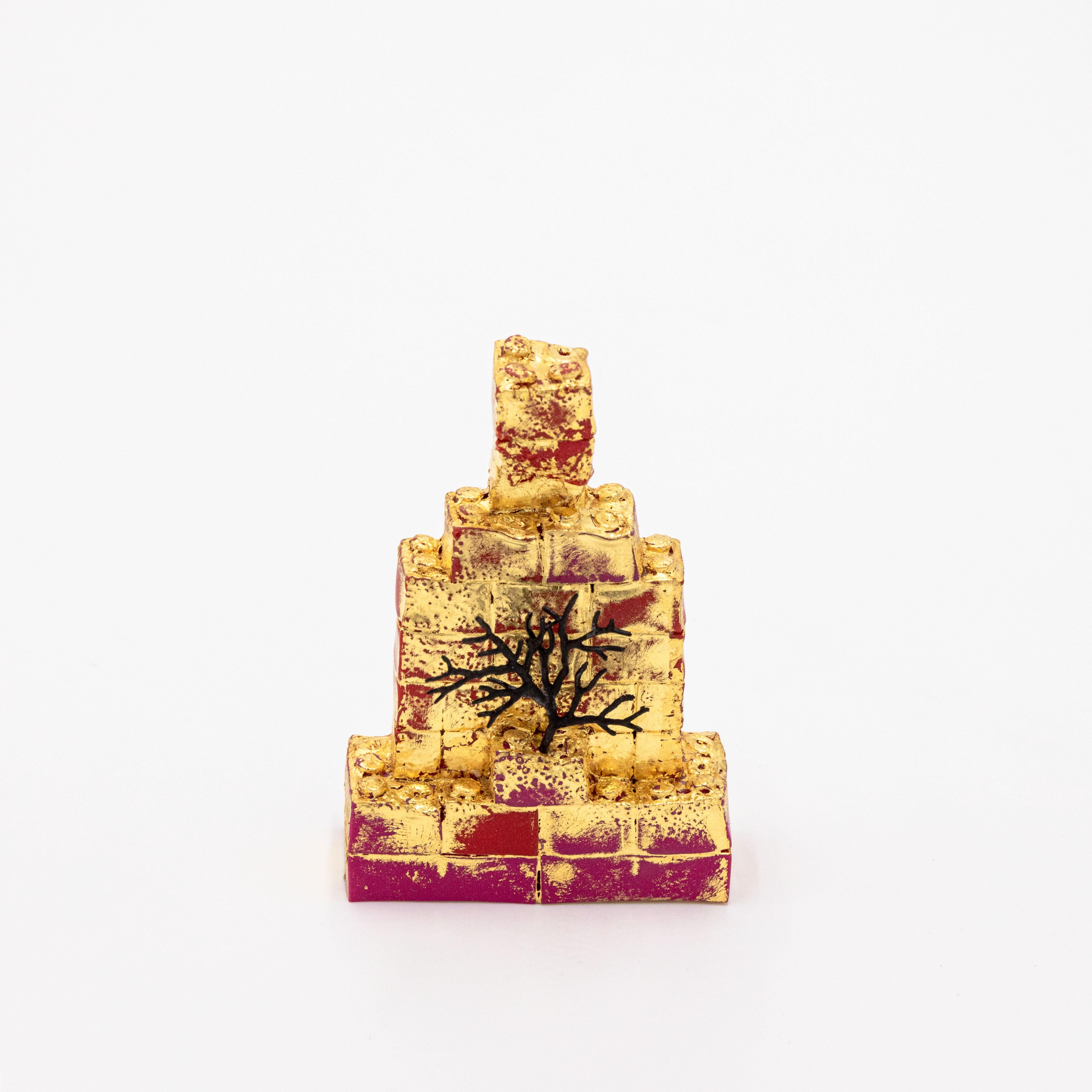 Lego, gold leaf, plastic model

This collaborative work, which began with a common interest in Buddhism, explored the idea of expressing the sacred within everyday life.

As artist and Zen monk Hasegawa says, “Buddhism teaches something that cannot