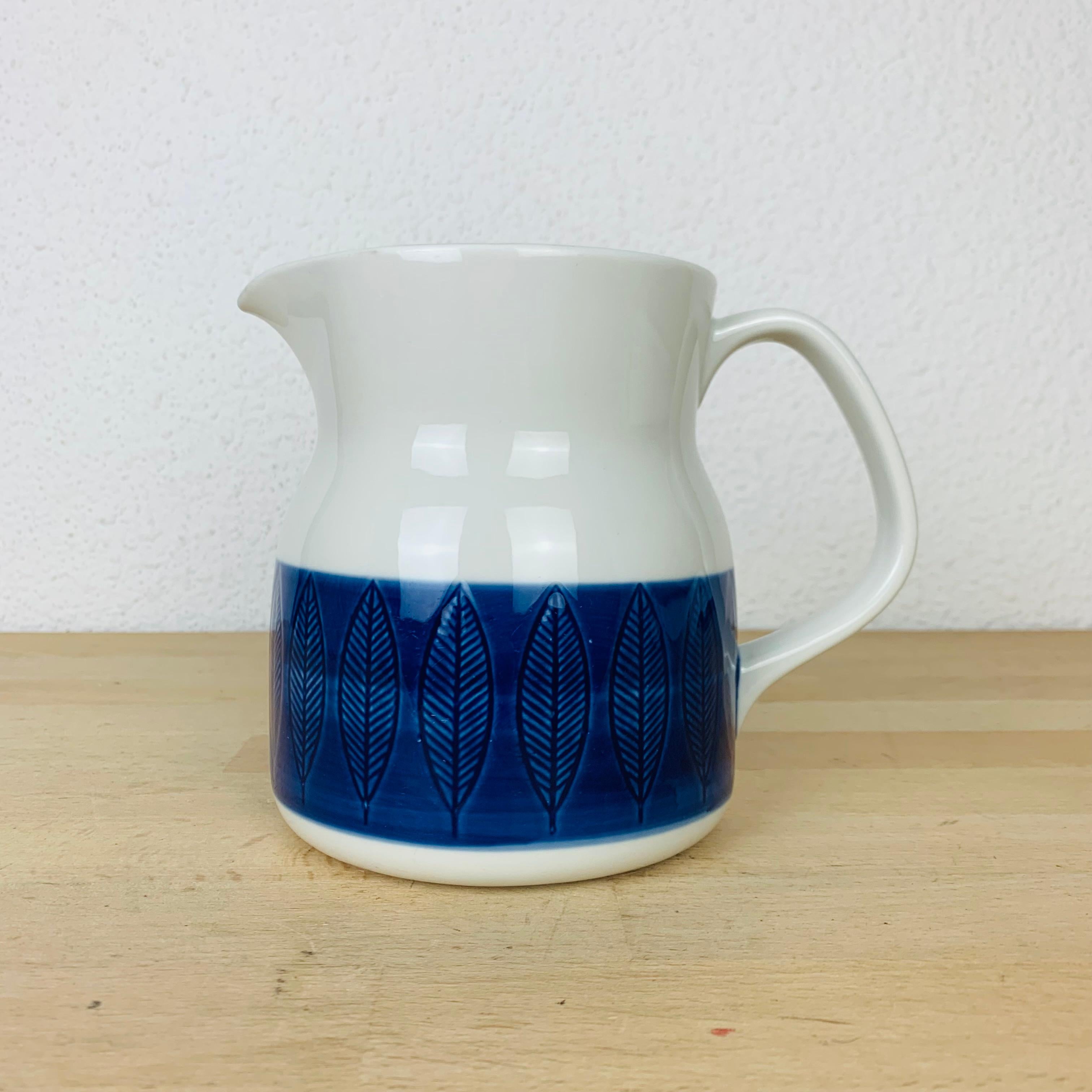 Koka pitcher by Hertha Bengtson for Rörstrand Sweden, manufactured in the 1960's. 

Slight wear due to its age and use, no chip, no crack. 

Measurements : height 14 cm, top diameter 10, 5 cm, bottom diameter 12 cm, total width 18 cm.